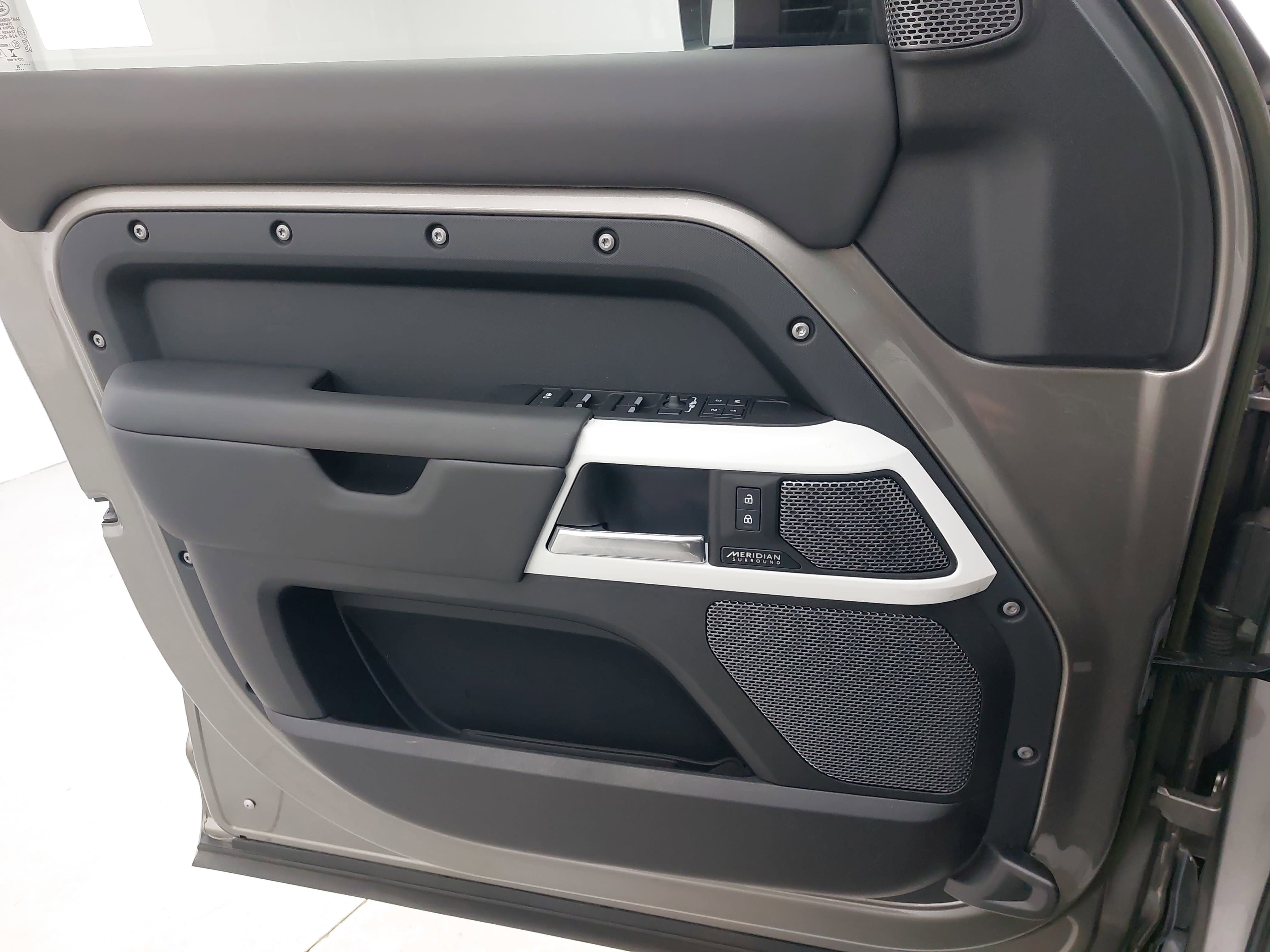 2023 Land Rover Defender 110 SE