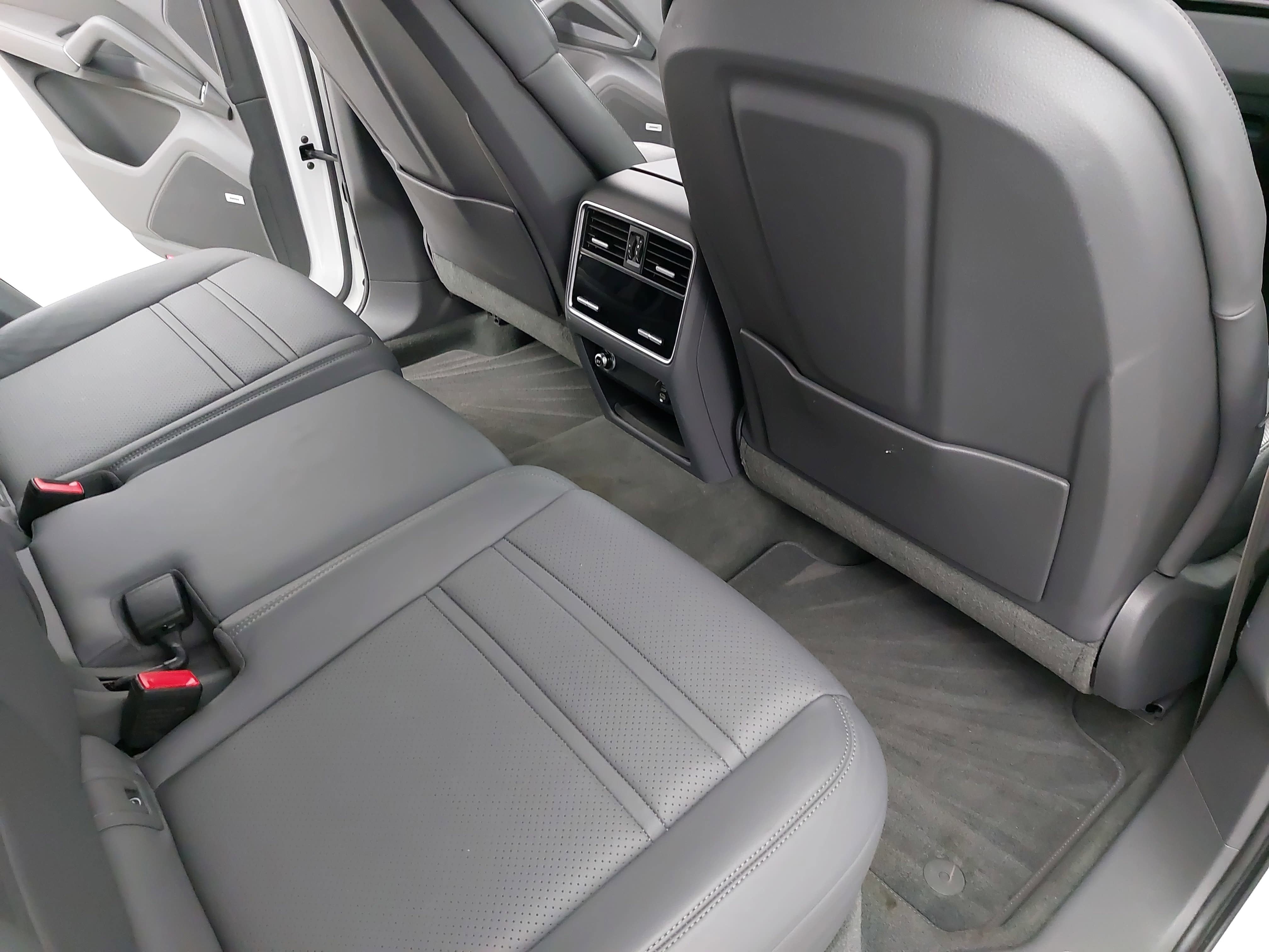 2023 Porsche Cayenne Platinum Edition