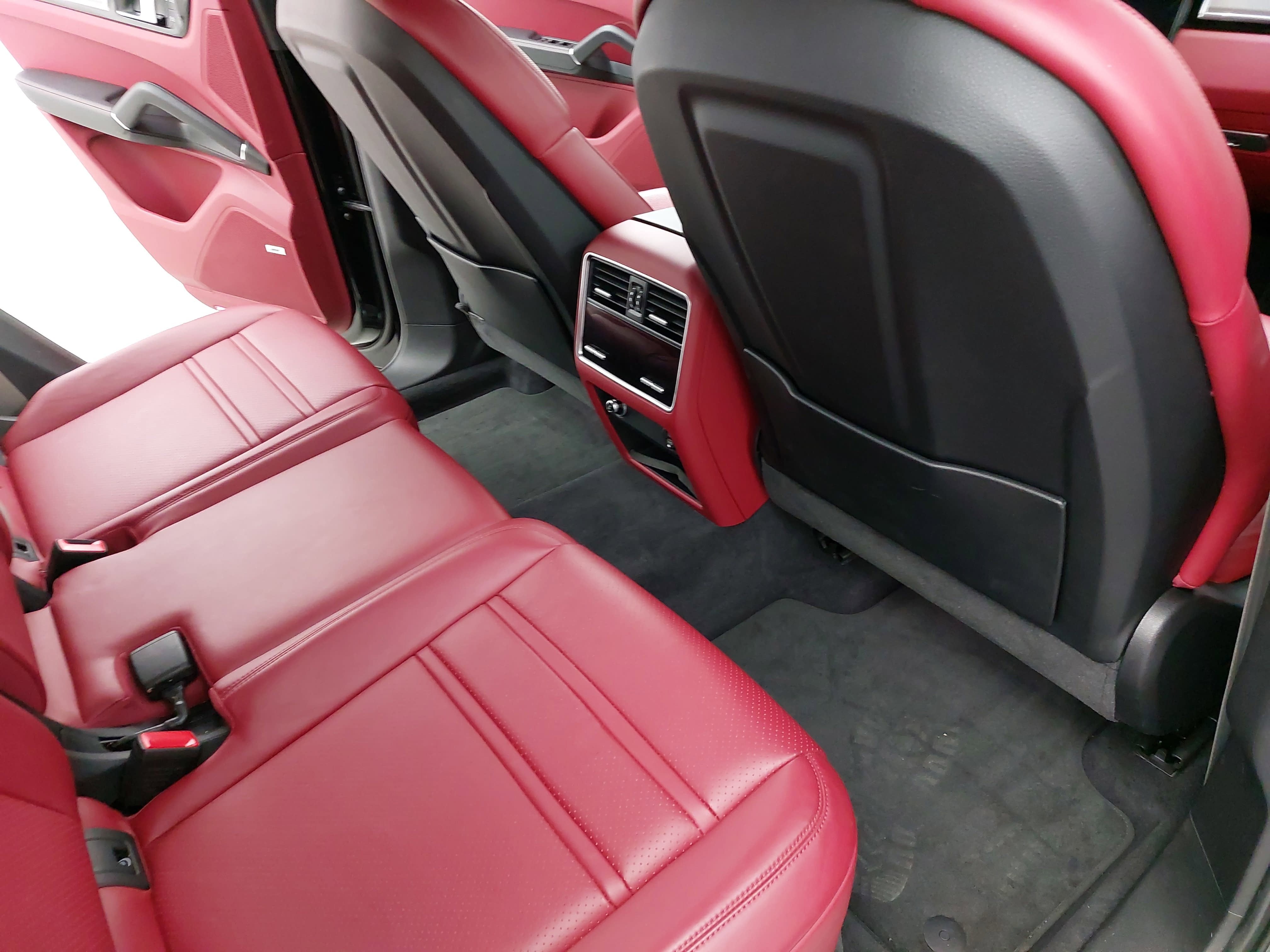 2023 Porsche Cayenne Platinum Edition