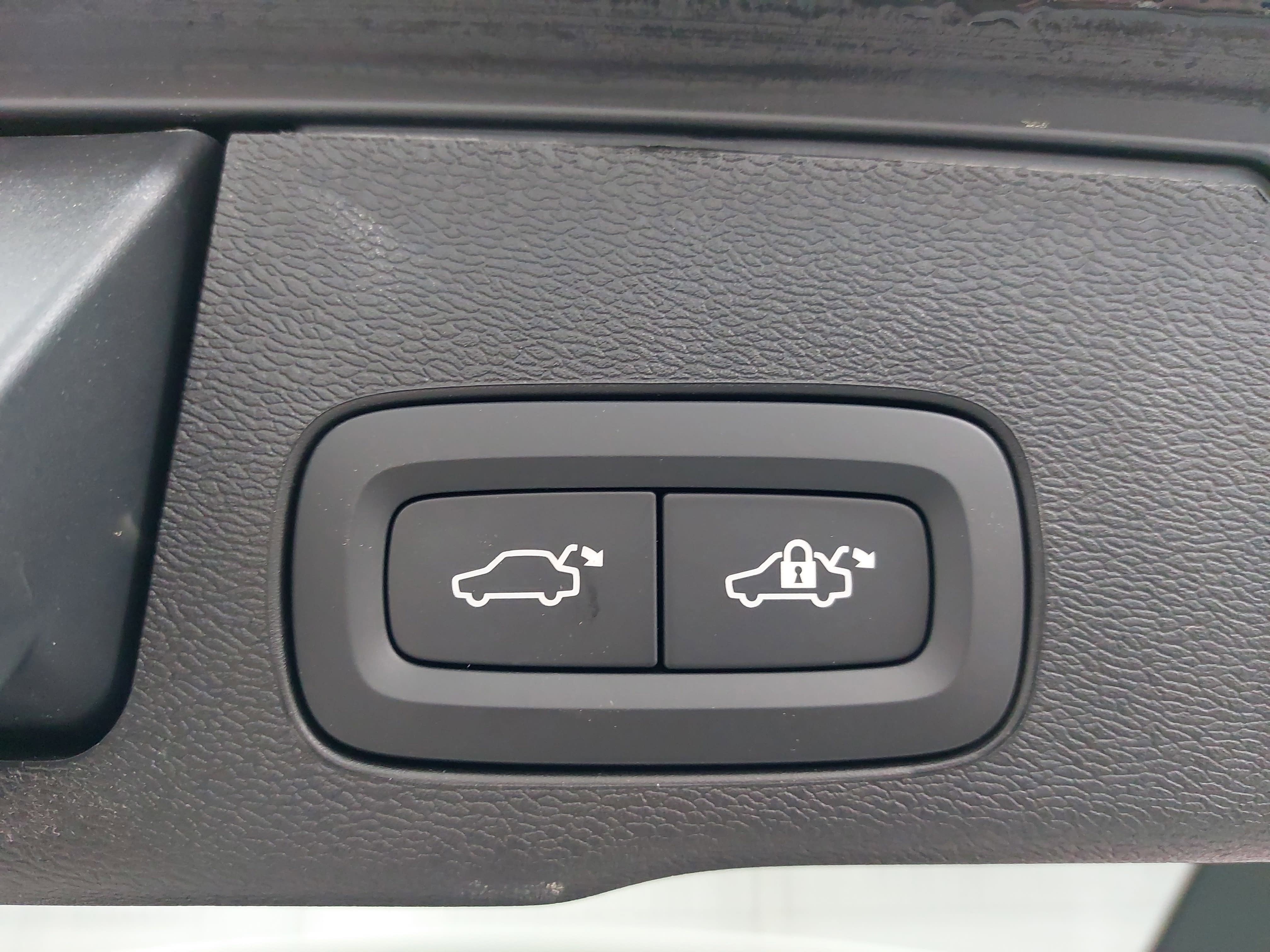 2025 Volvo XC60 Plug-In Hybrid T8 Ultra