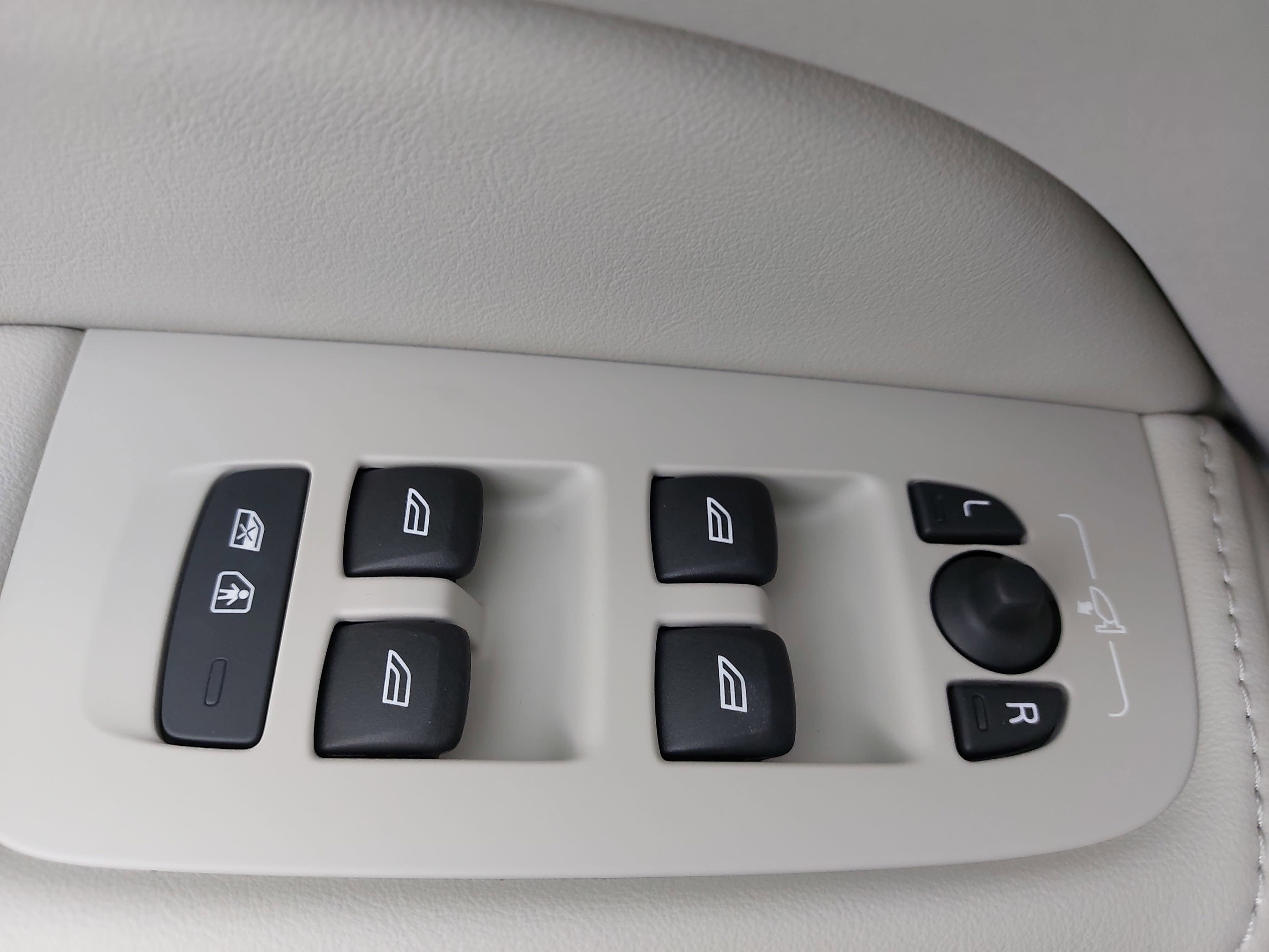 2025 Volvo XC60 Plug-In Hybrid T8 Ultra