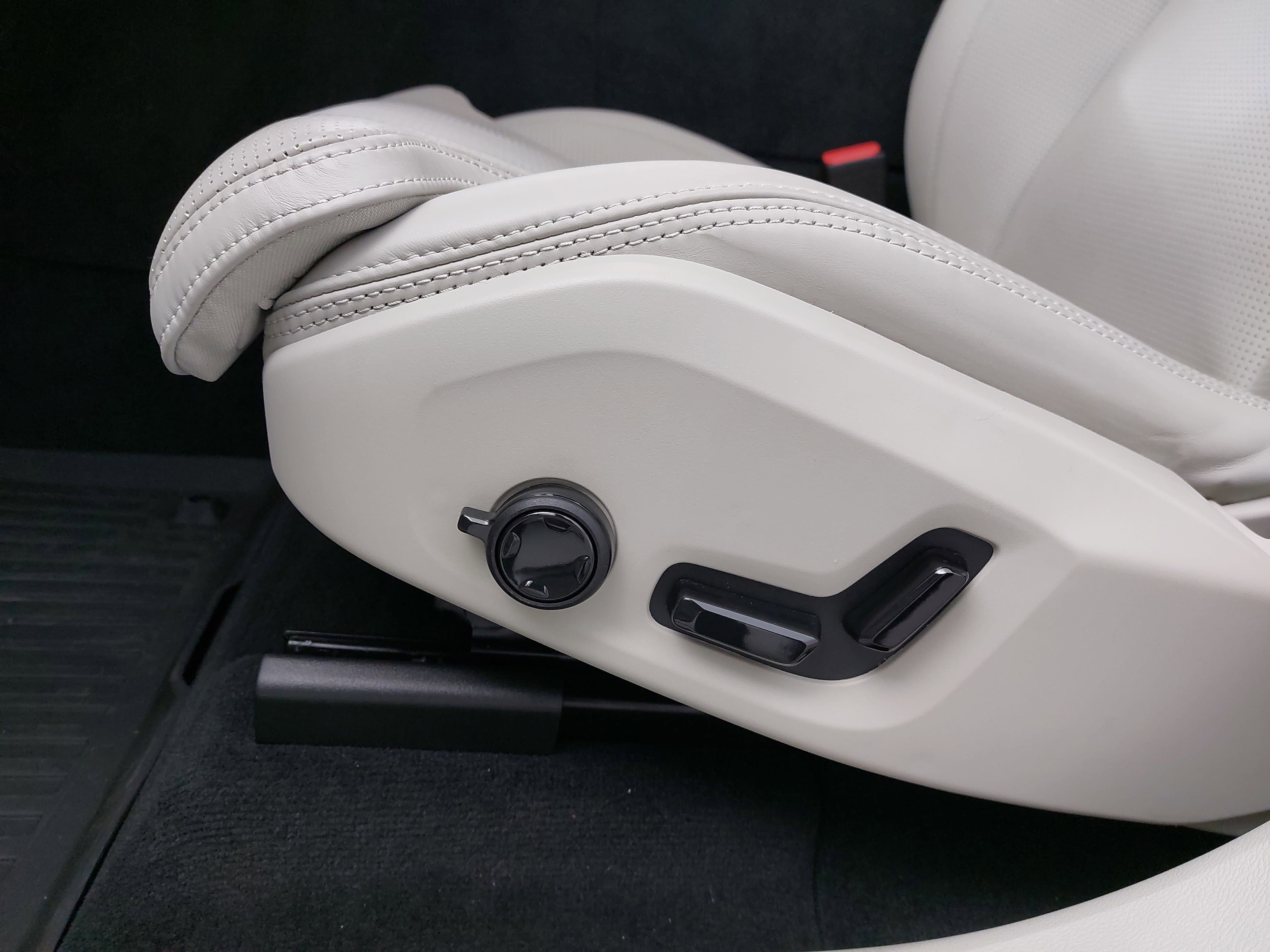 2025 Volvo XC60 Plug-In Hybrid T8 Ultra