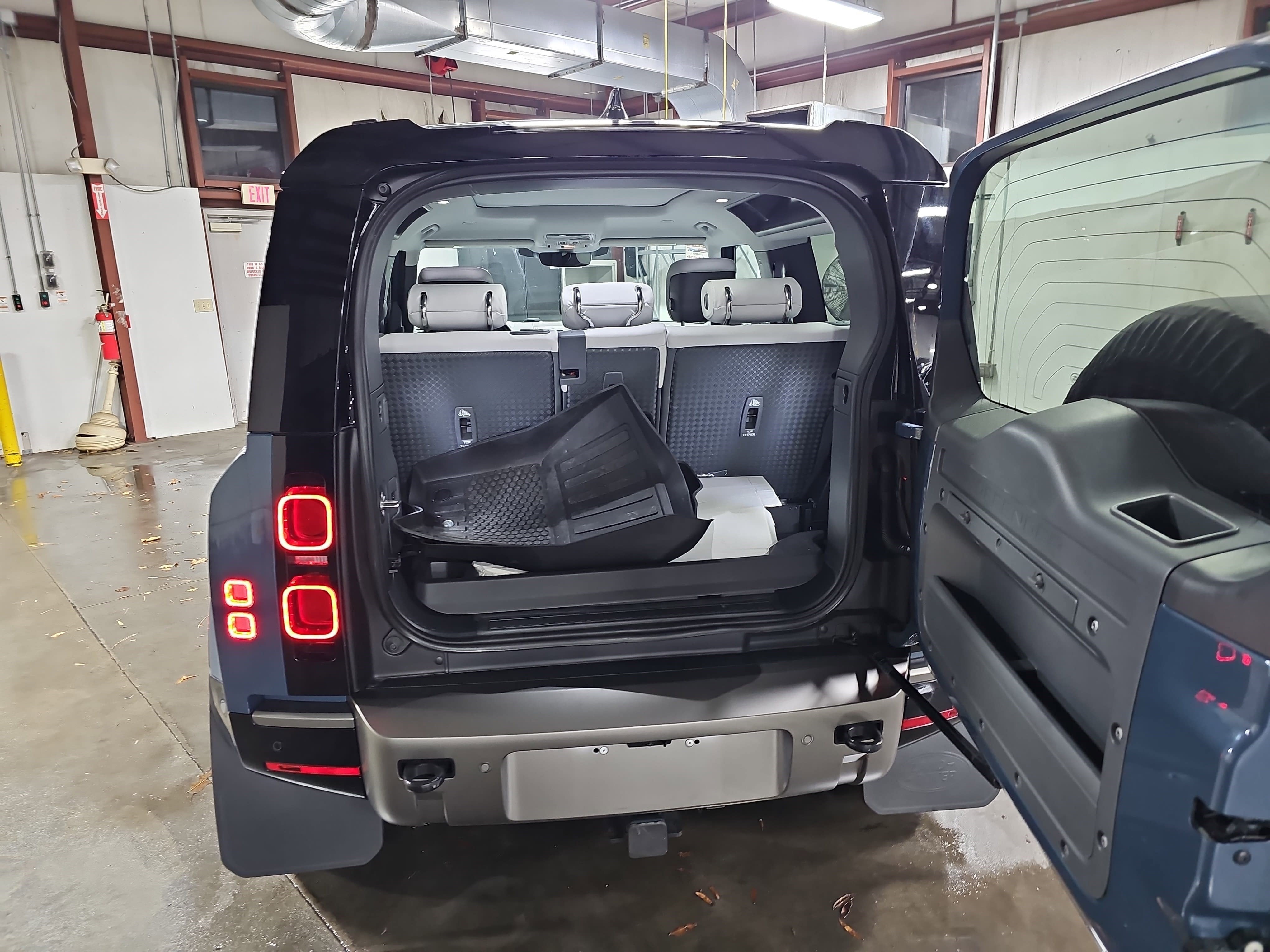 2025 Land Rover Defender X-Dynamic SE