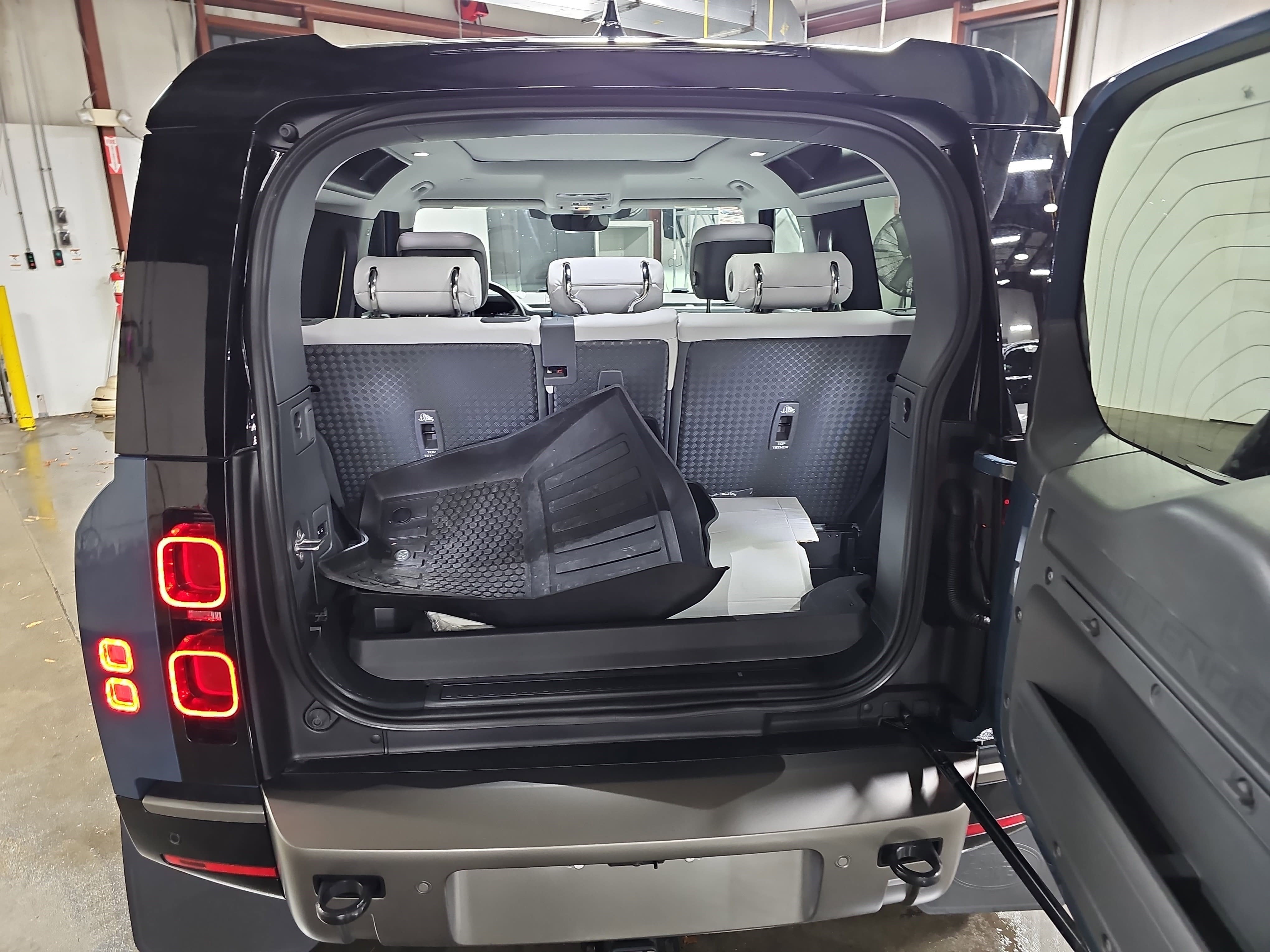 2025 Land Rover Defender X-Dynamic SE