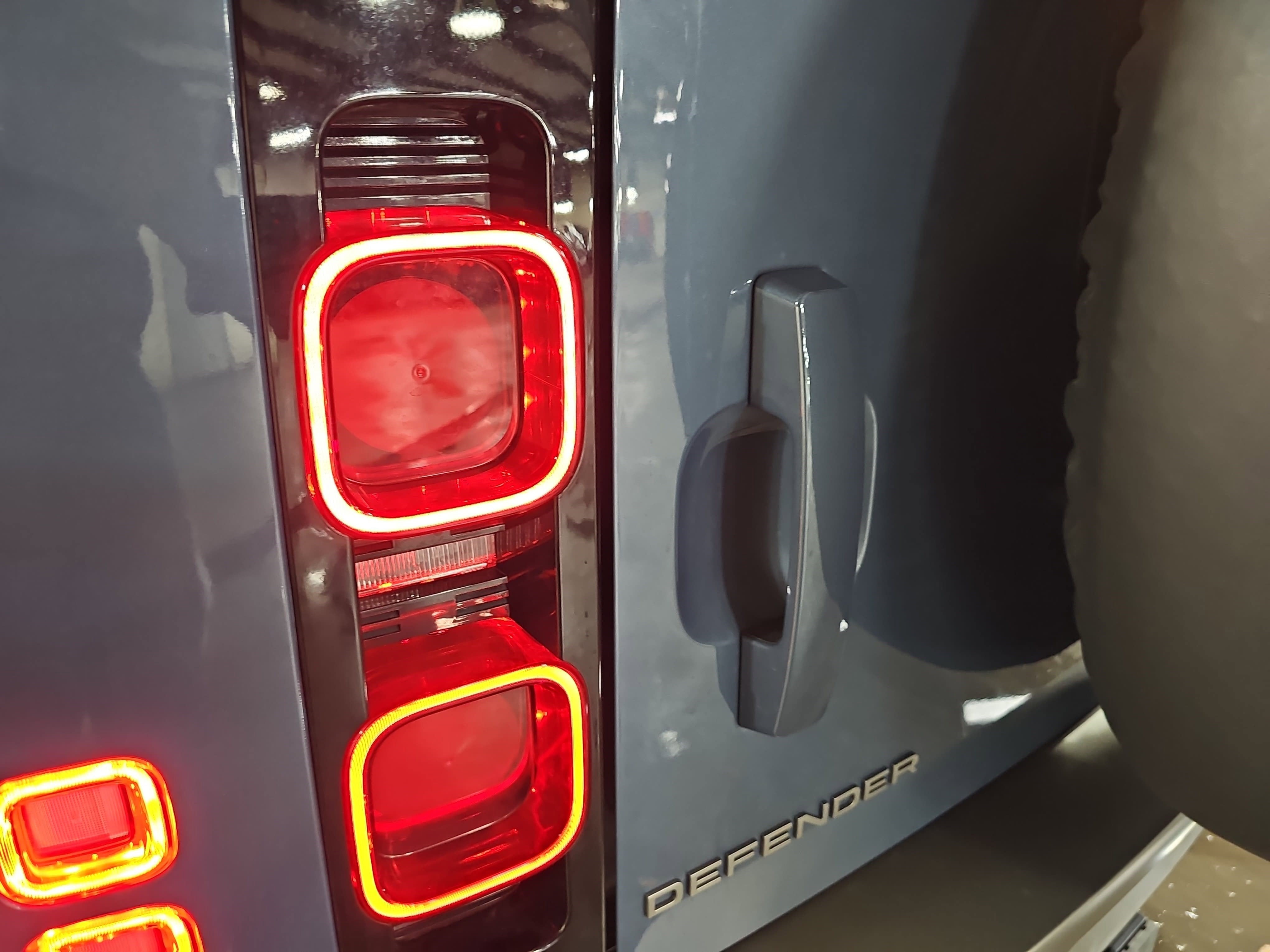 2025 Land Rover Defender X-Dynamic SE