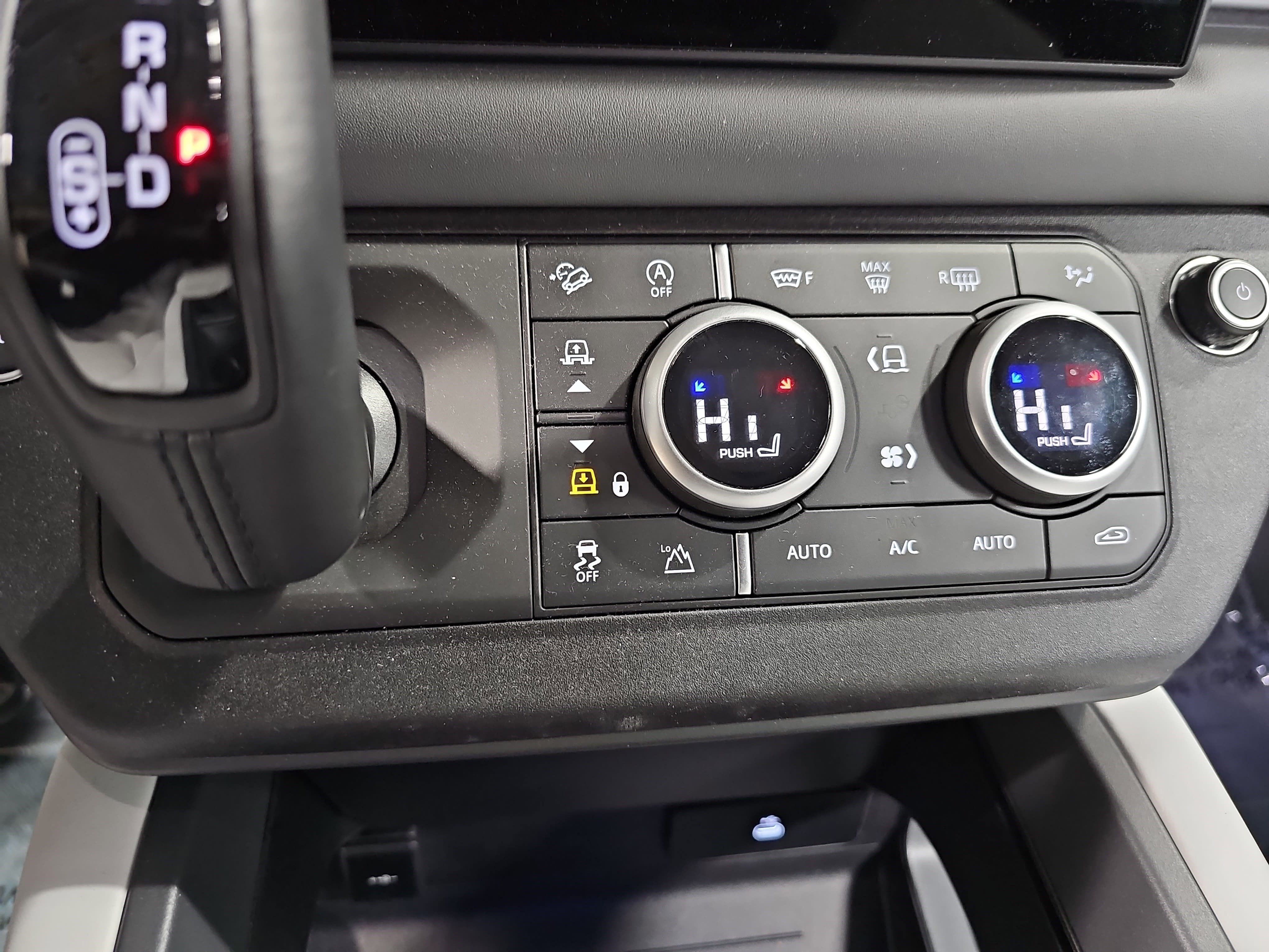 2025 Land Rover Defender X-Dynamic SE