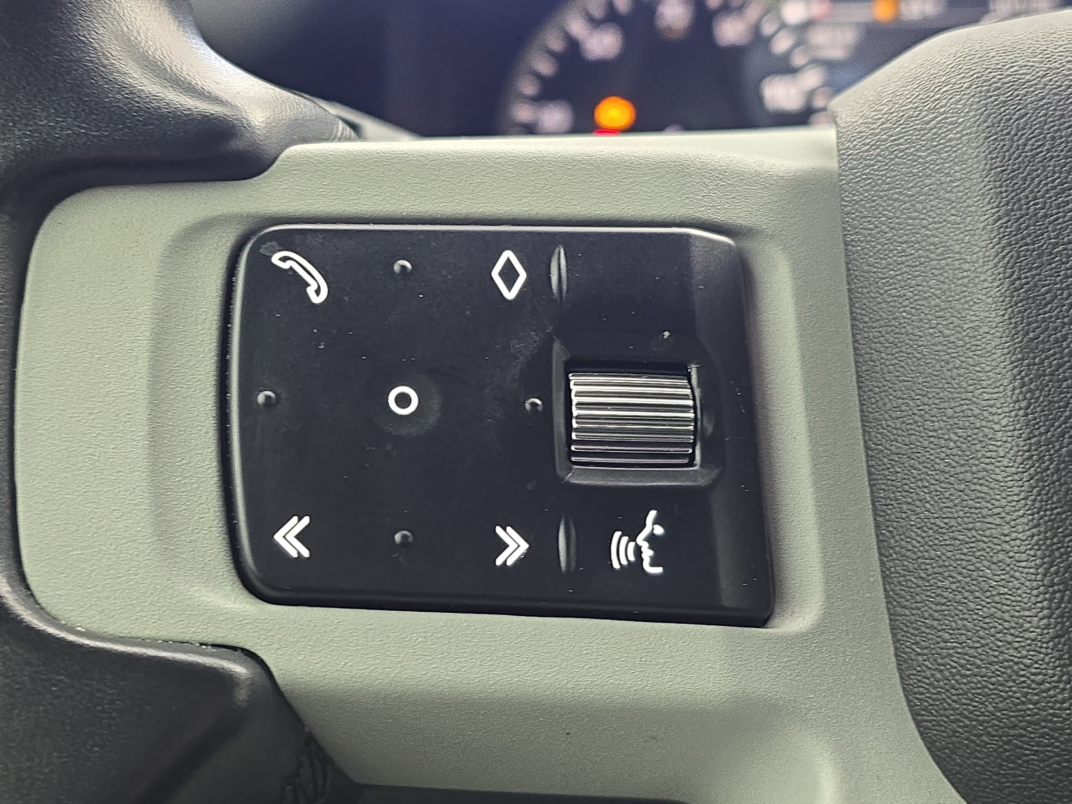 2023 Land Rover Defender X-Dynamic SE