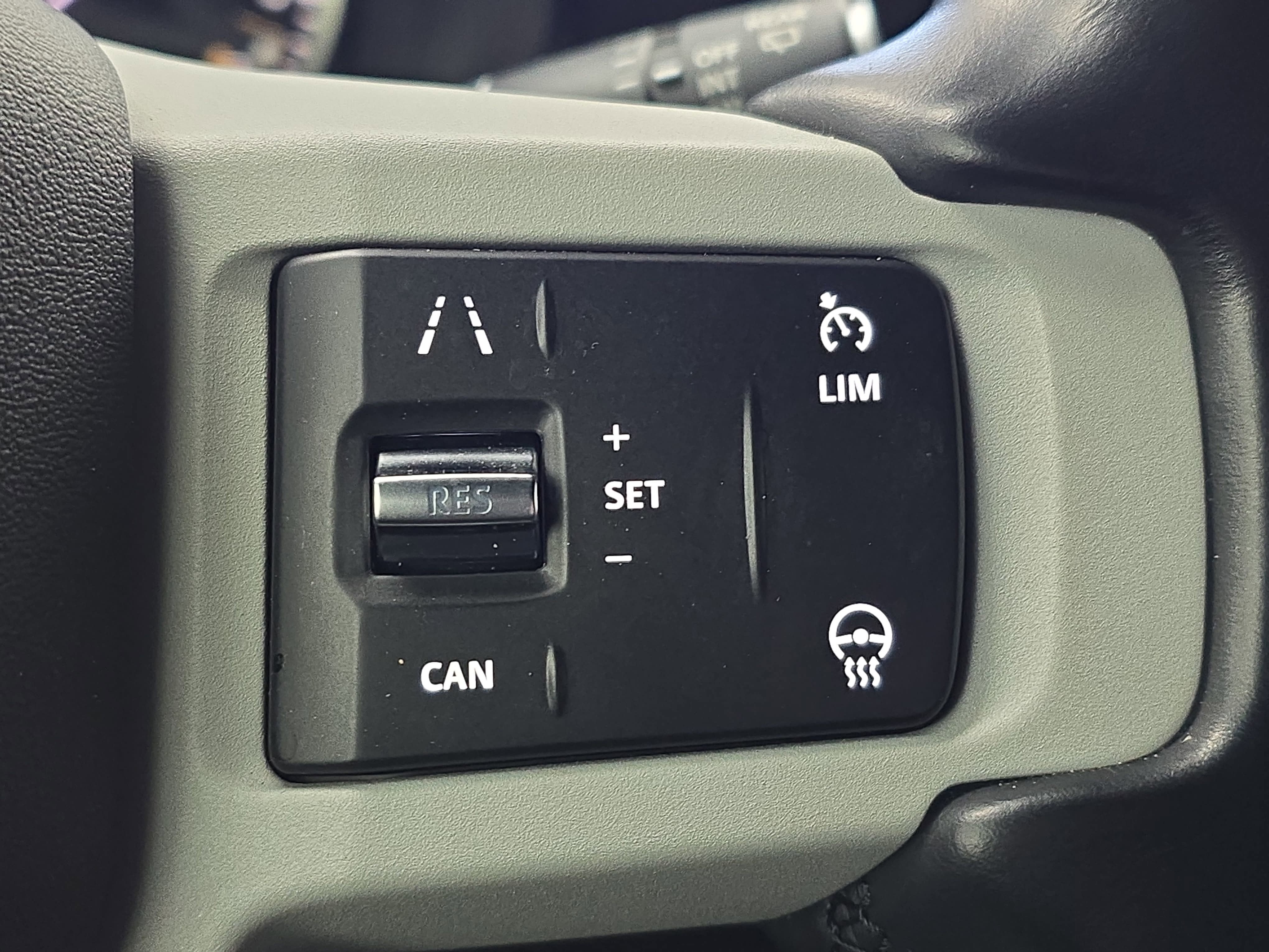 2023 Land Rover Defender X-Dynamic SE