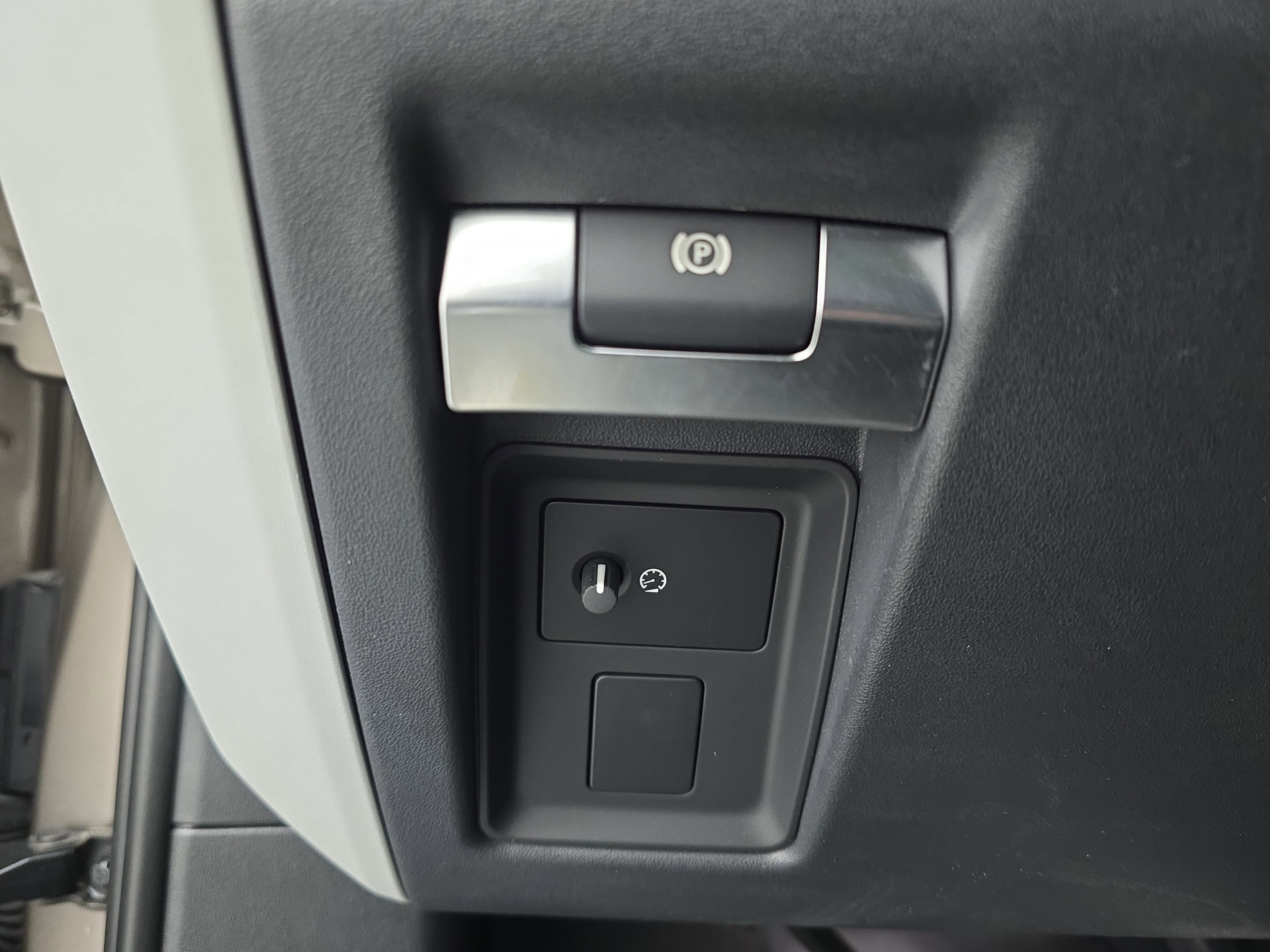 2023 Land Rover Defender X-Dynamic SE