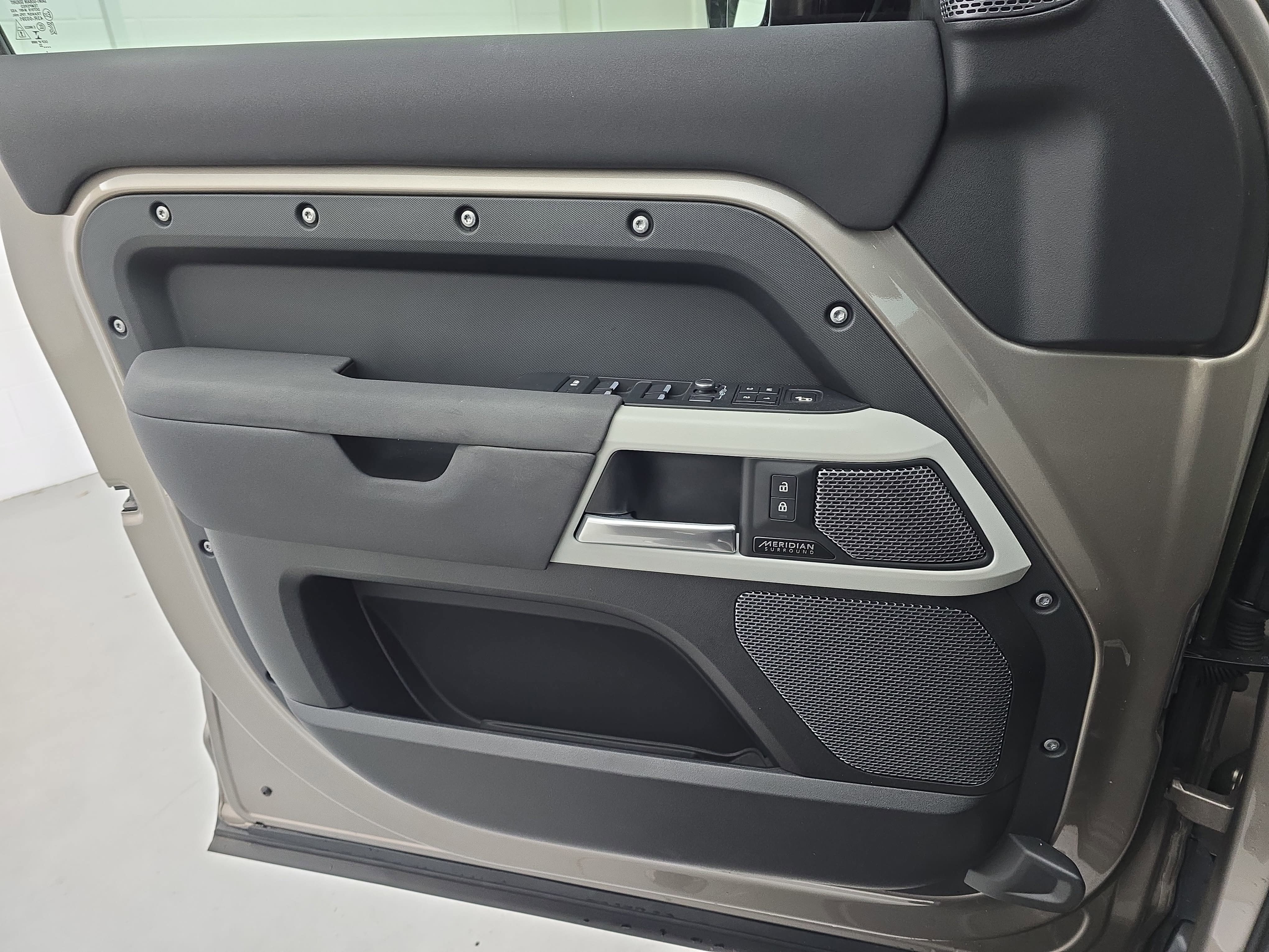 2023 Land Rover Defender X-Dynamic SE