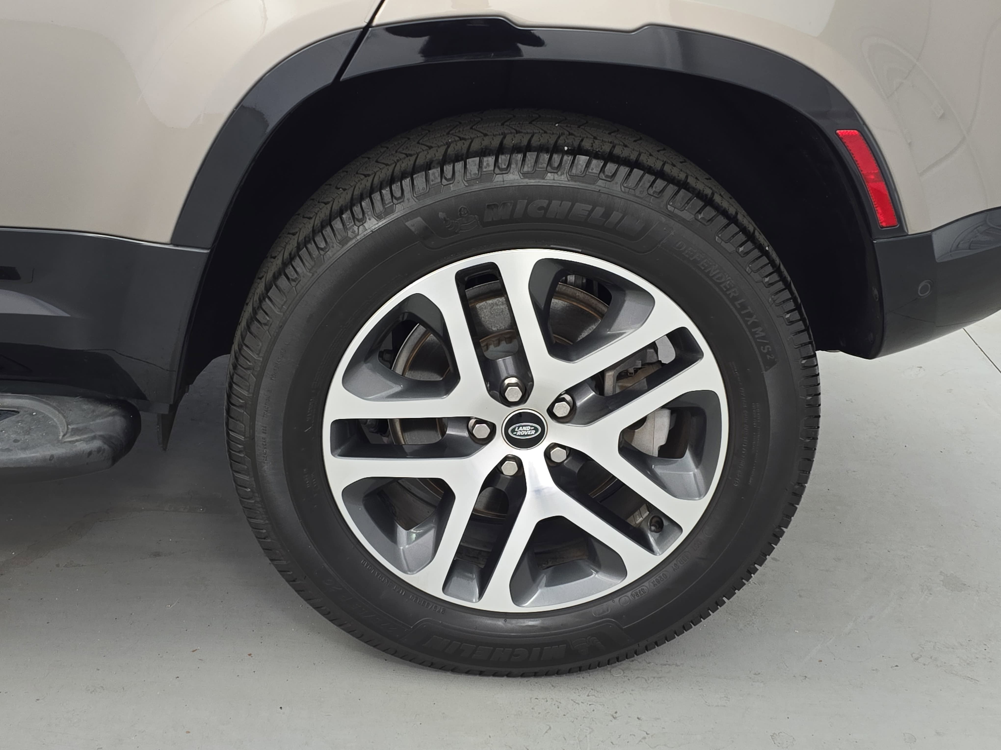 2023 Land Rover Defender X-Dynamic SE