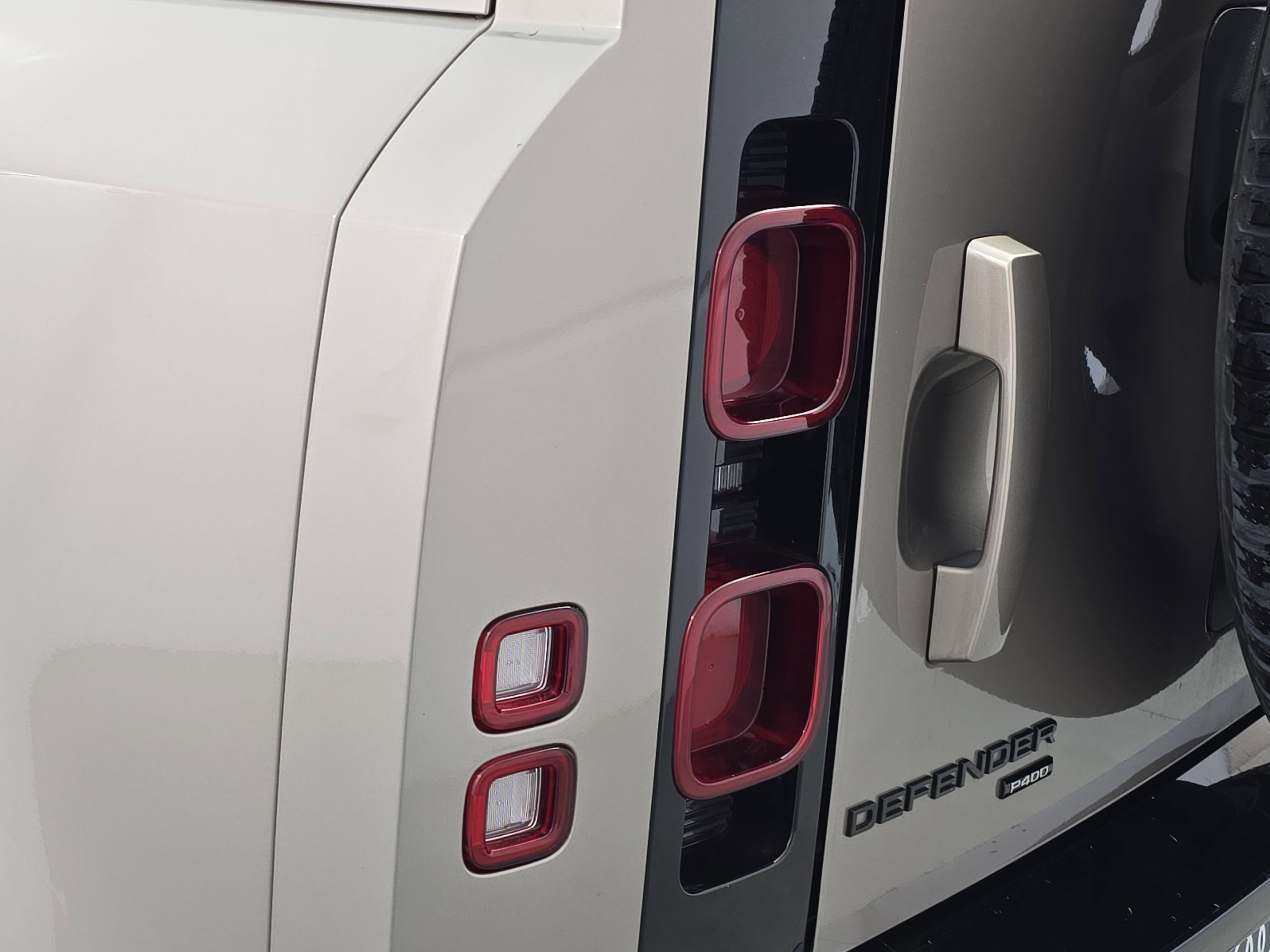 2023 Land Rover Defender X-Dynamic SE