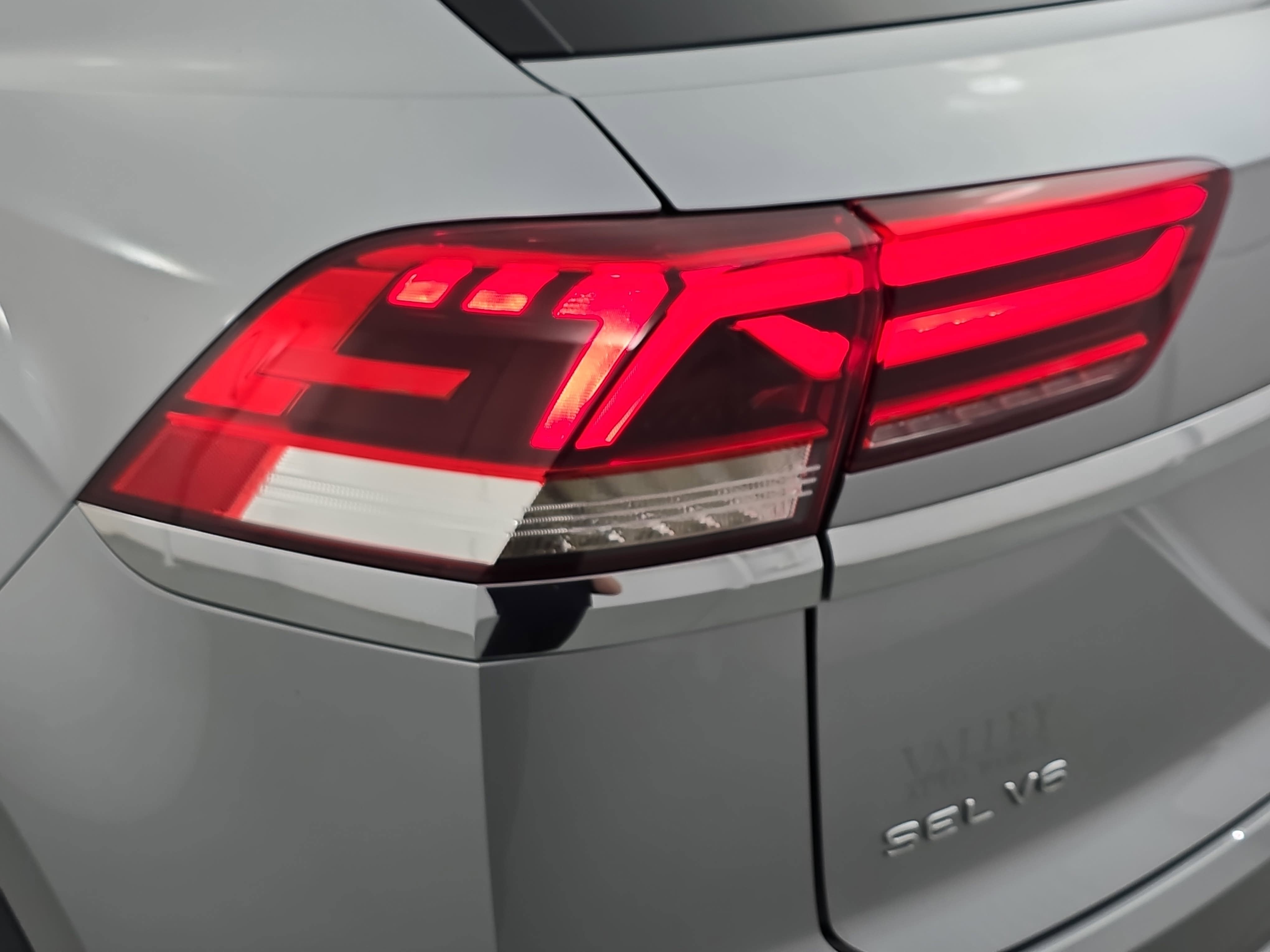 2020 Volkswagen Atlas Cross Sport 3.6L V6 SEL R-Line