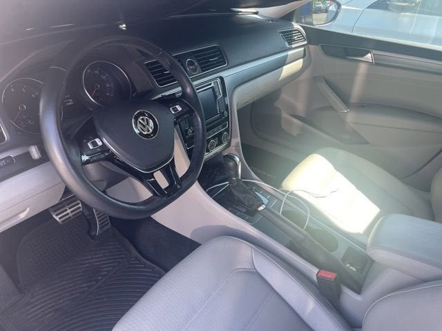 2017 Volkswagen Passat R-Line w/Comfort Pkg