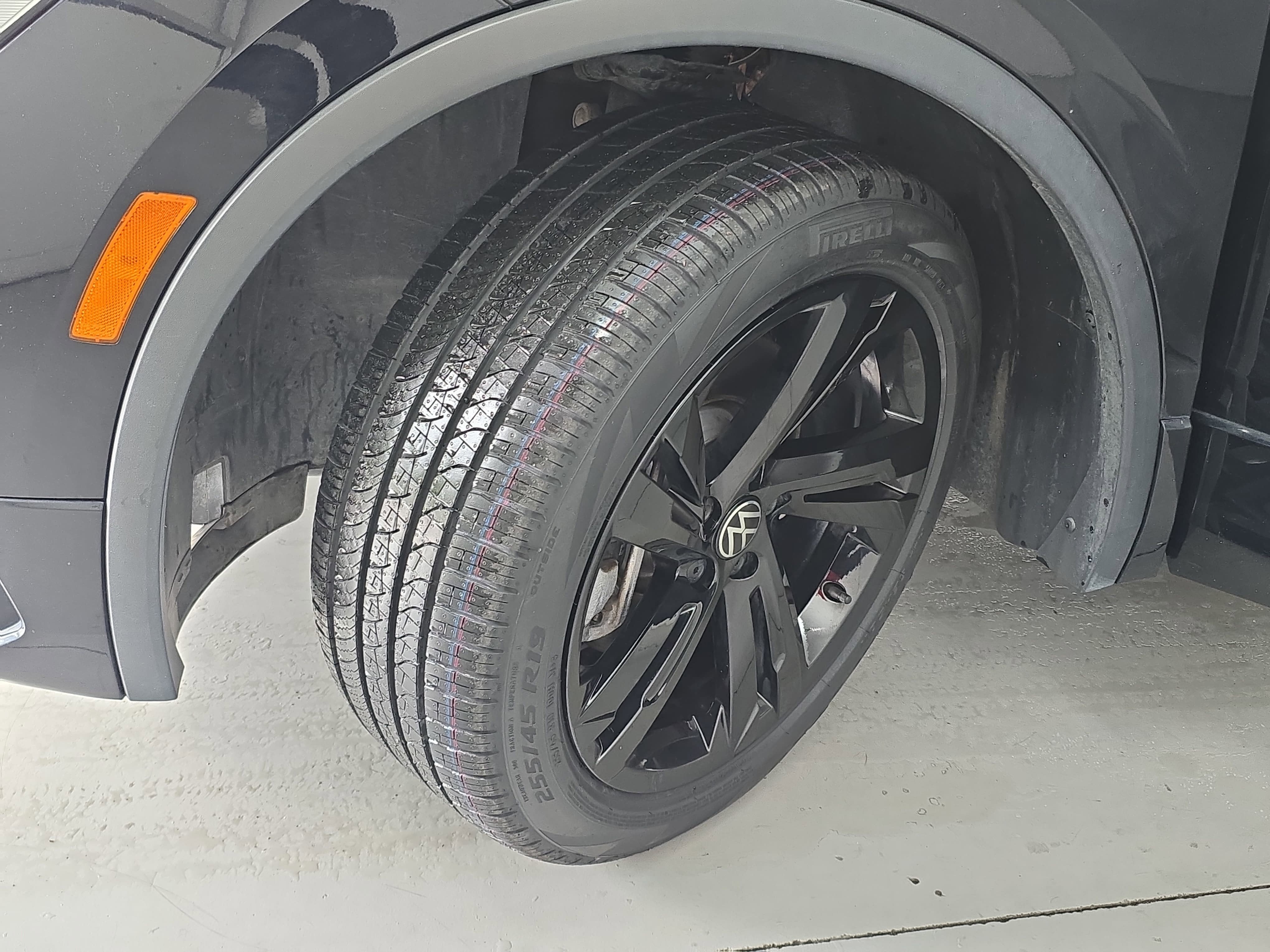 2023 Volkswagen Tiguan SE R-Line Black