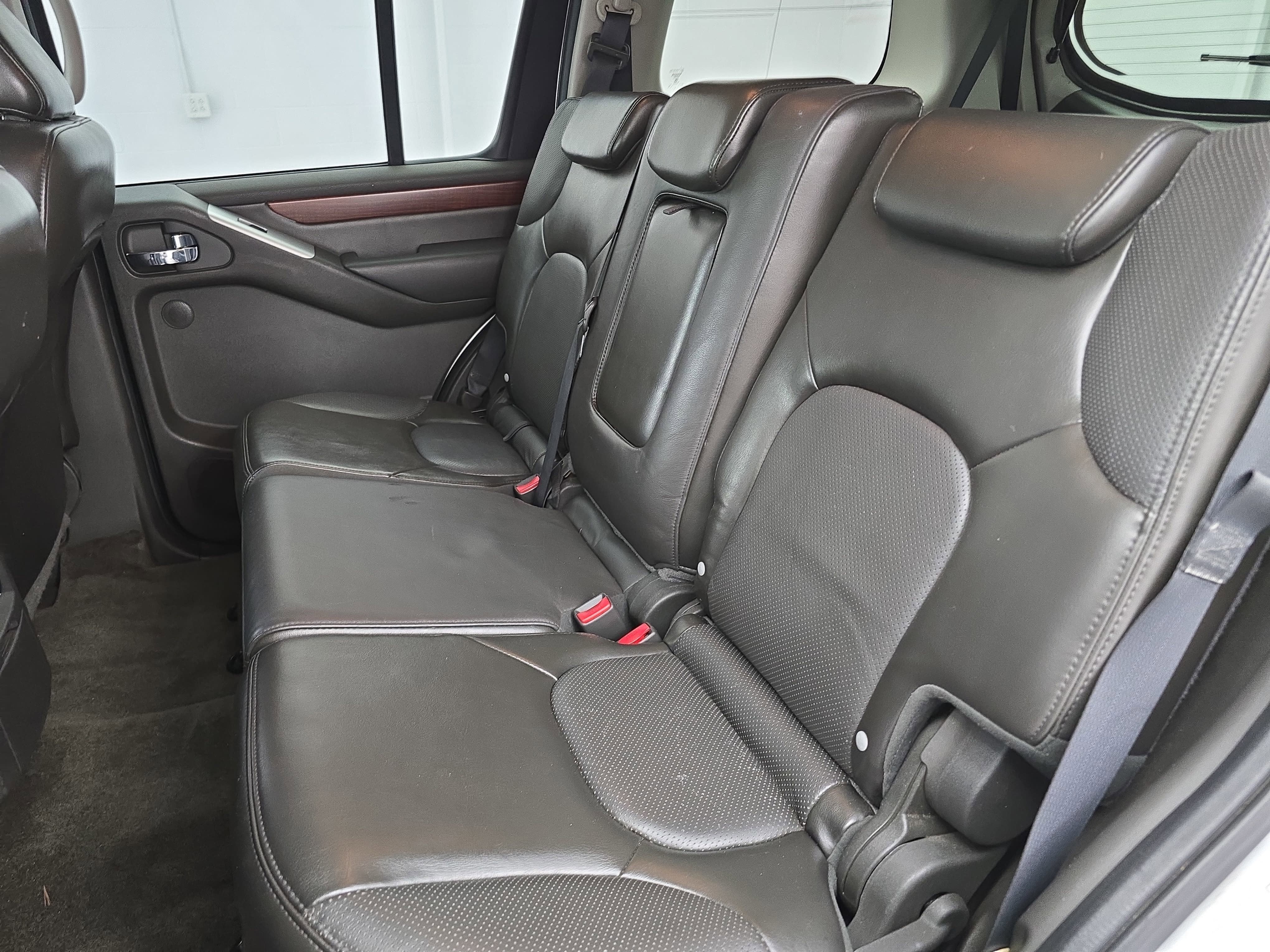 2010 Nissan Pathfinder LE