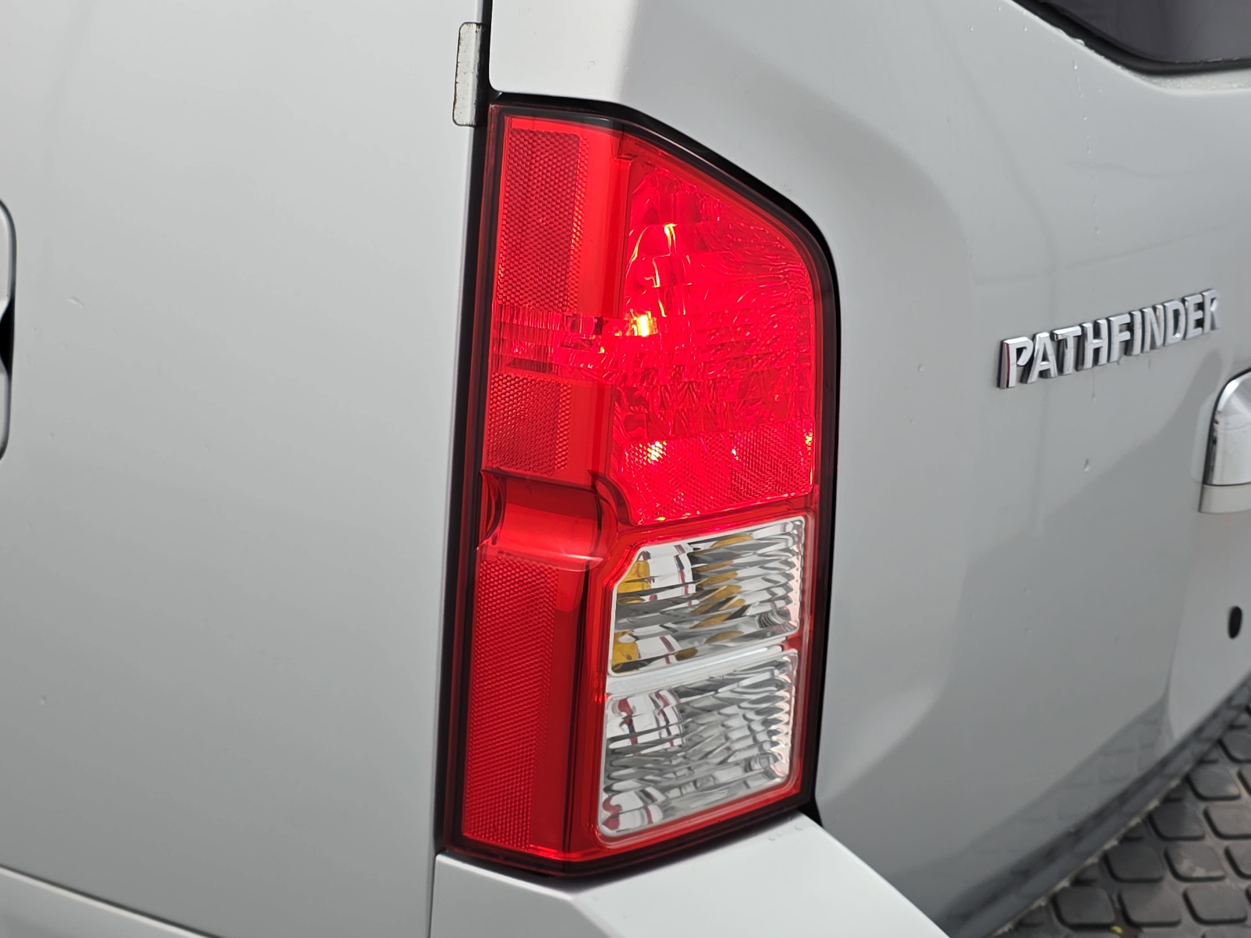 2010 Nissan Pathfinder LE