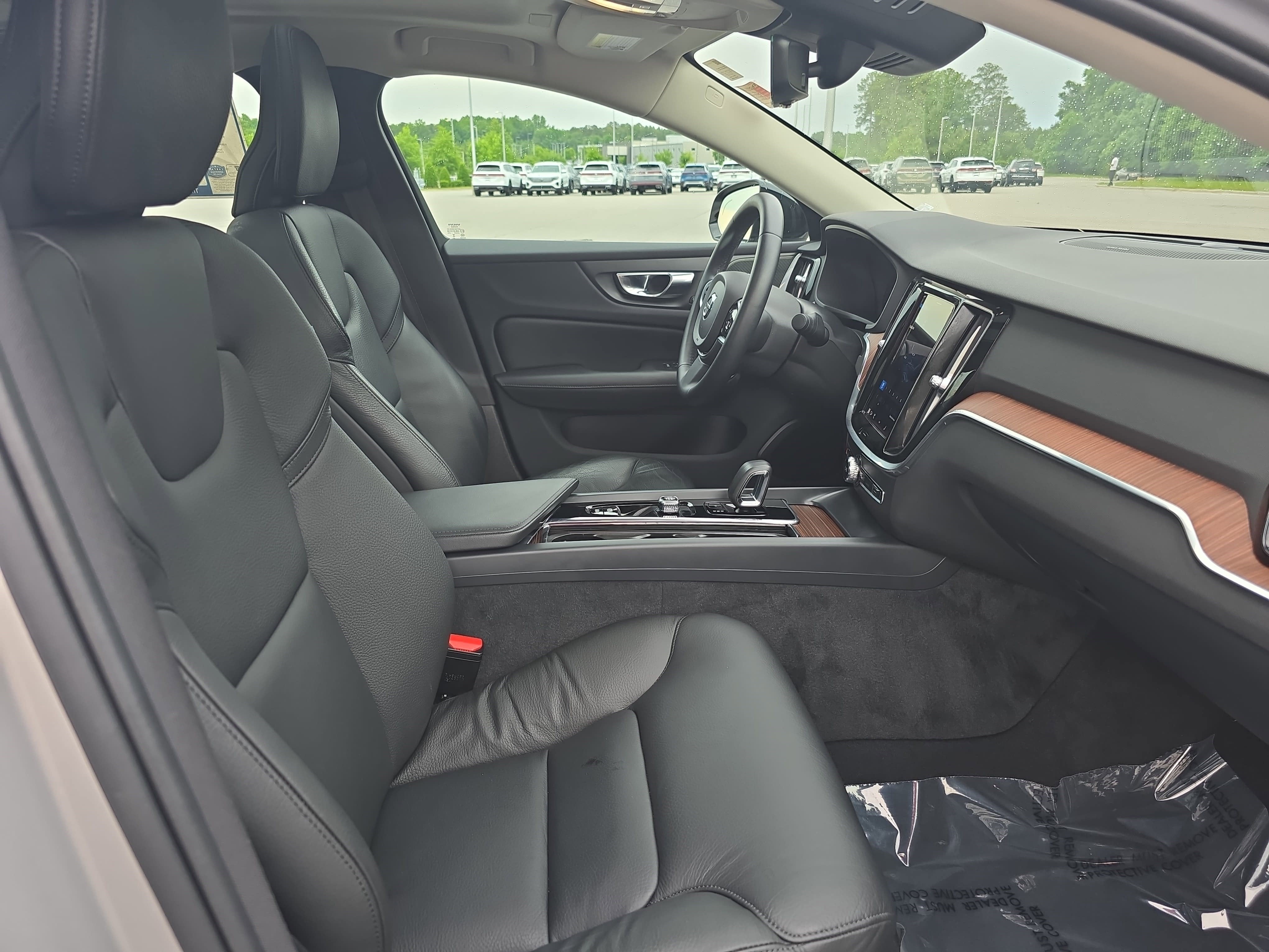2023 Volvo S60 Plus Dark Theme