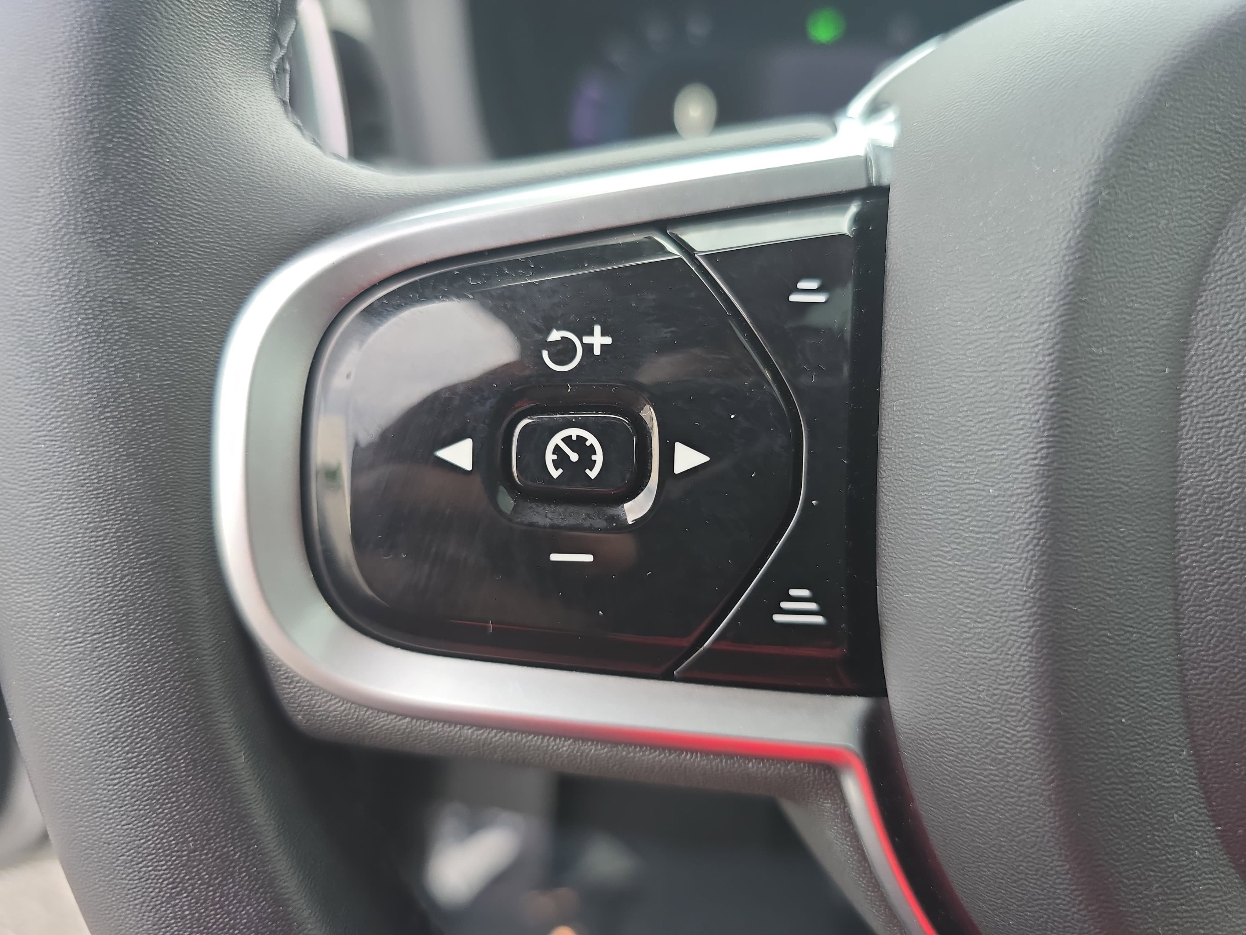 2023 Volvo S60 Plus Dark Theme