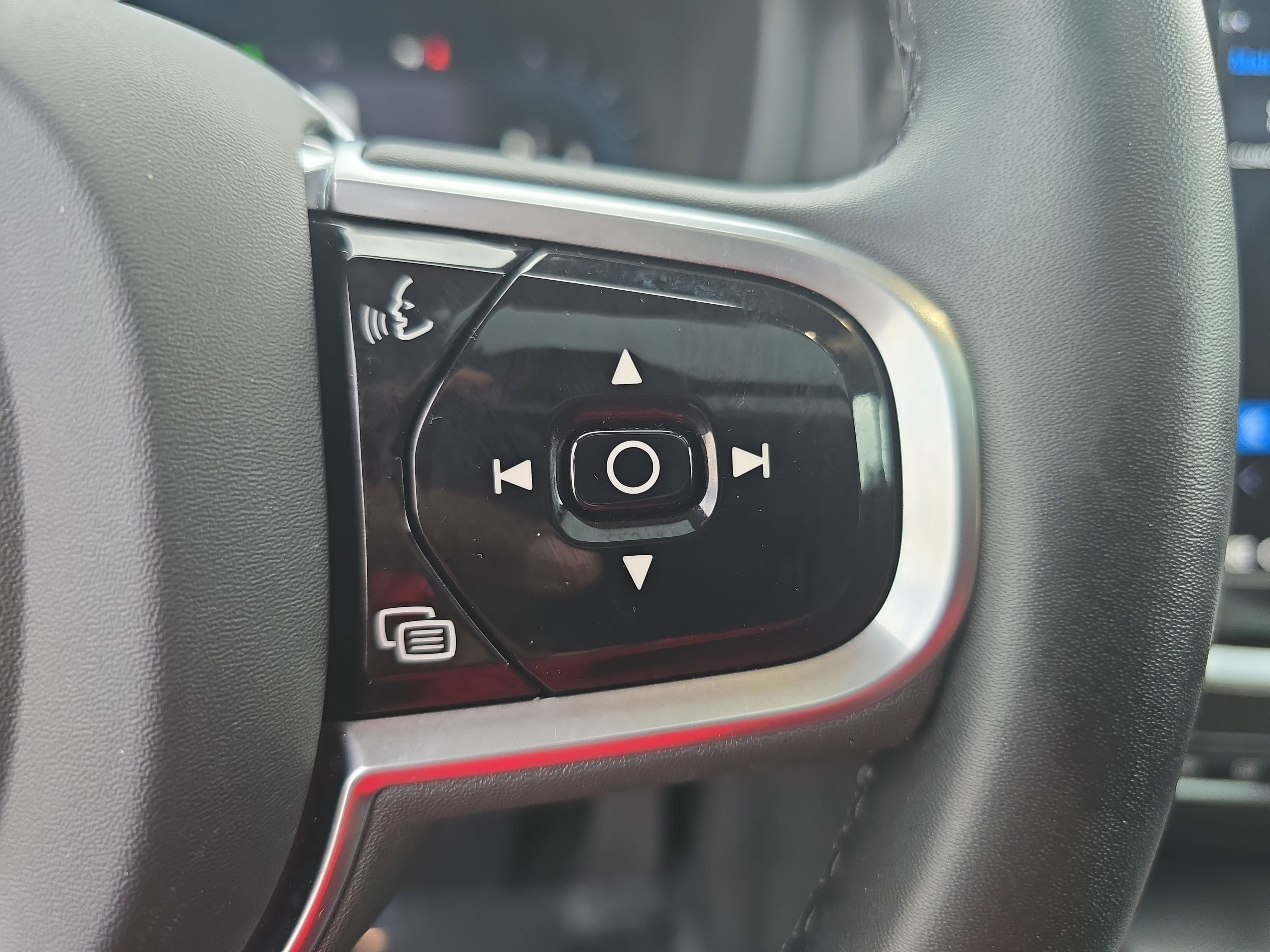 2023 Volvo S60 Plus Dark Theme