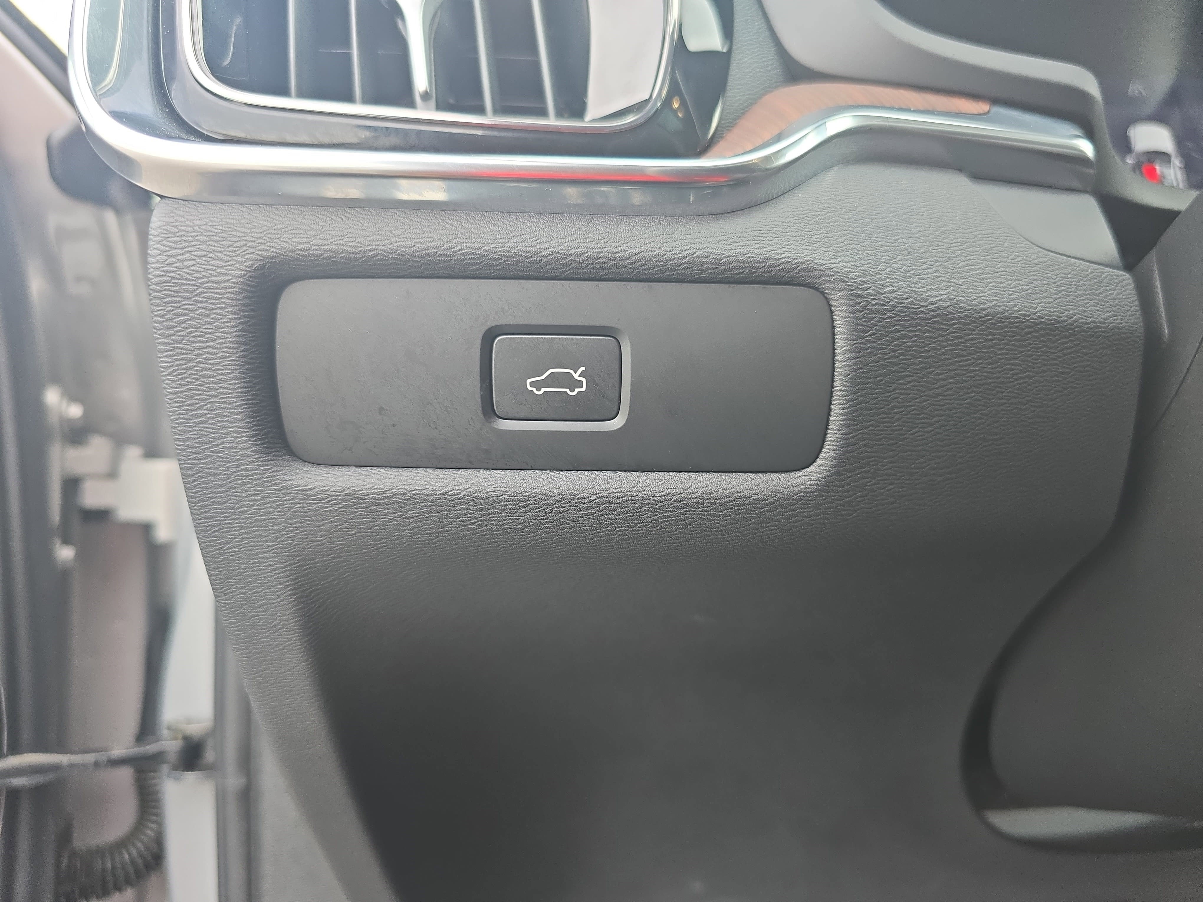 2023 Volvo S60 Plus Dark Theme