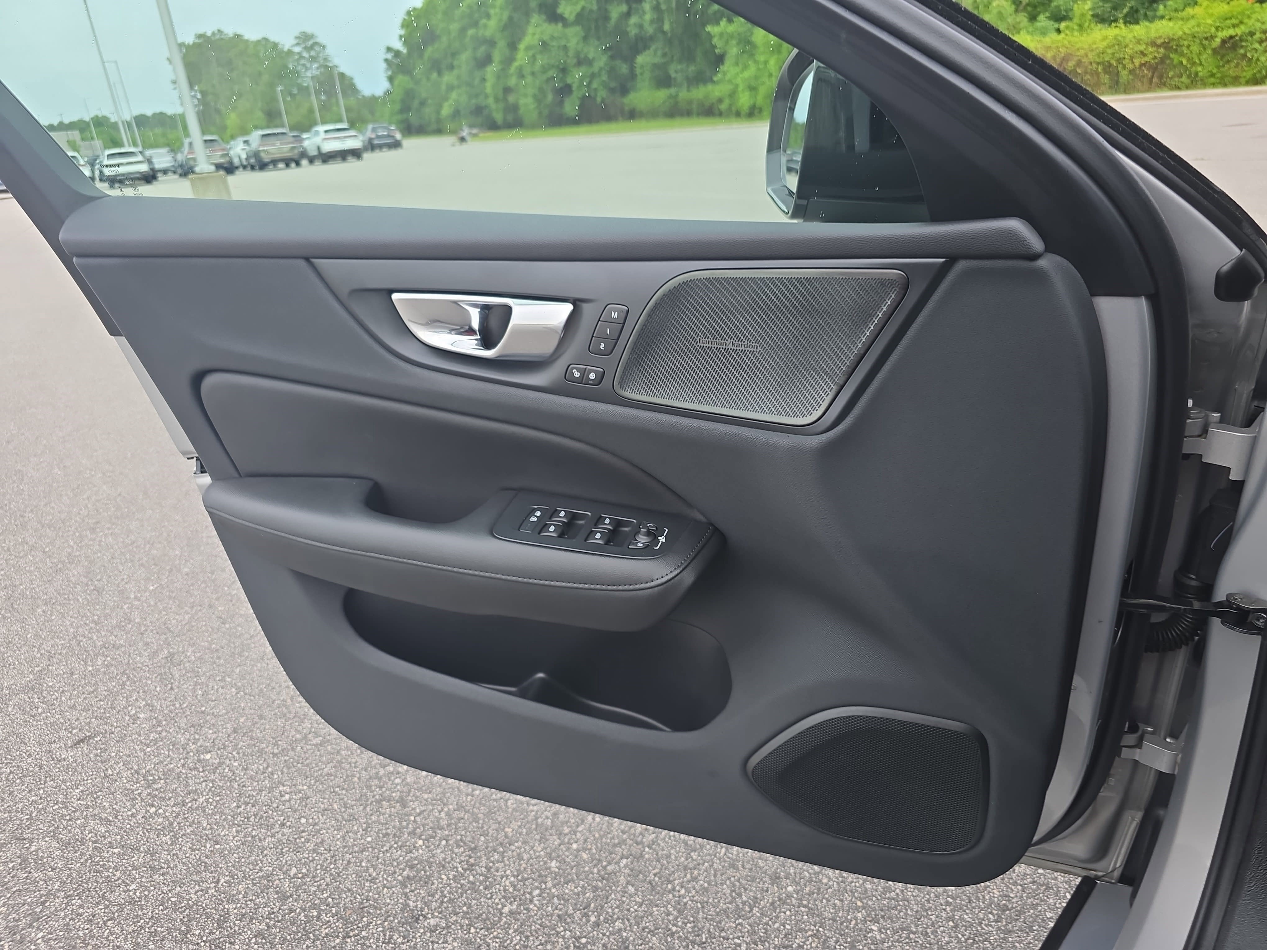 2023 Volvo S60 Plus Dark Theme