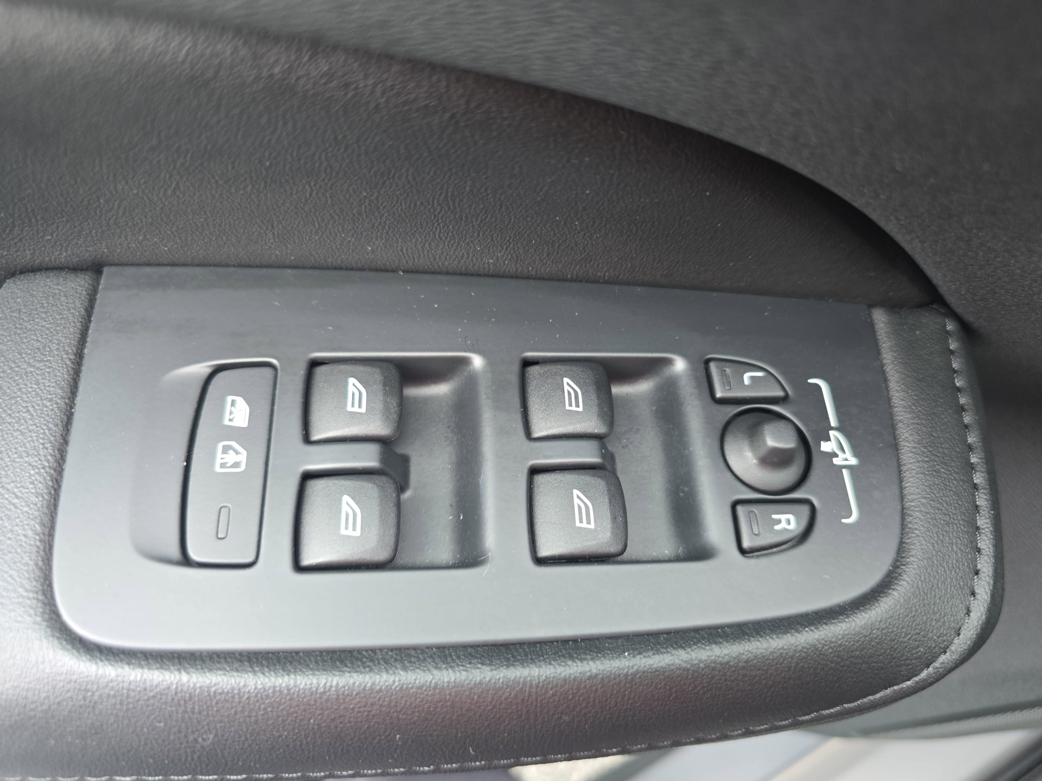 2023 Volvo S60 Plus Dark Theme