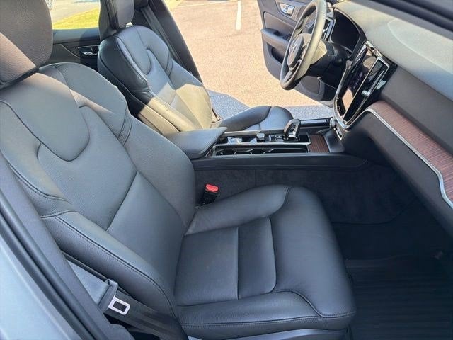 2023 Volvo S60 Plus Dark Theme