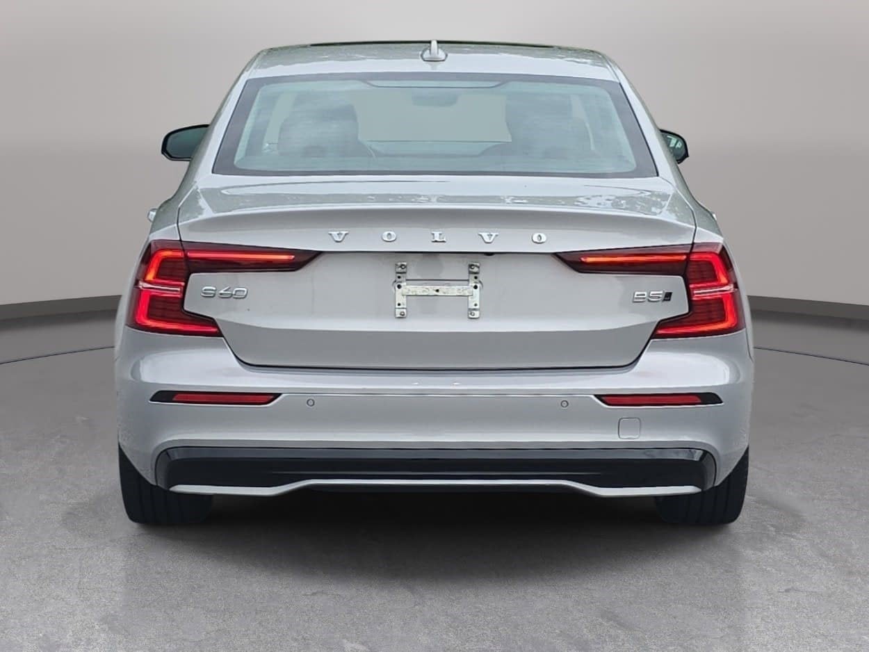 2023 Volvo S60 Plus Dark Theme