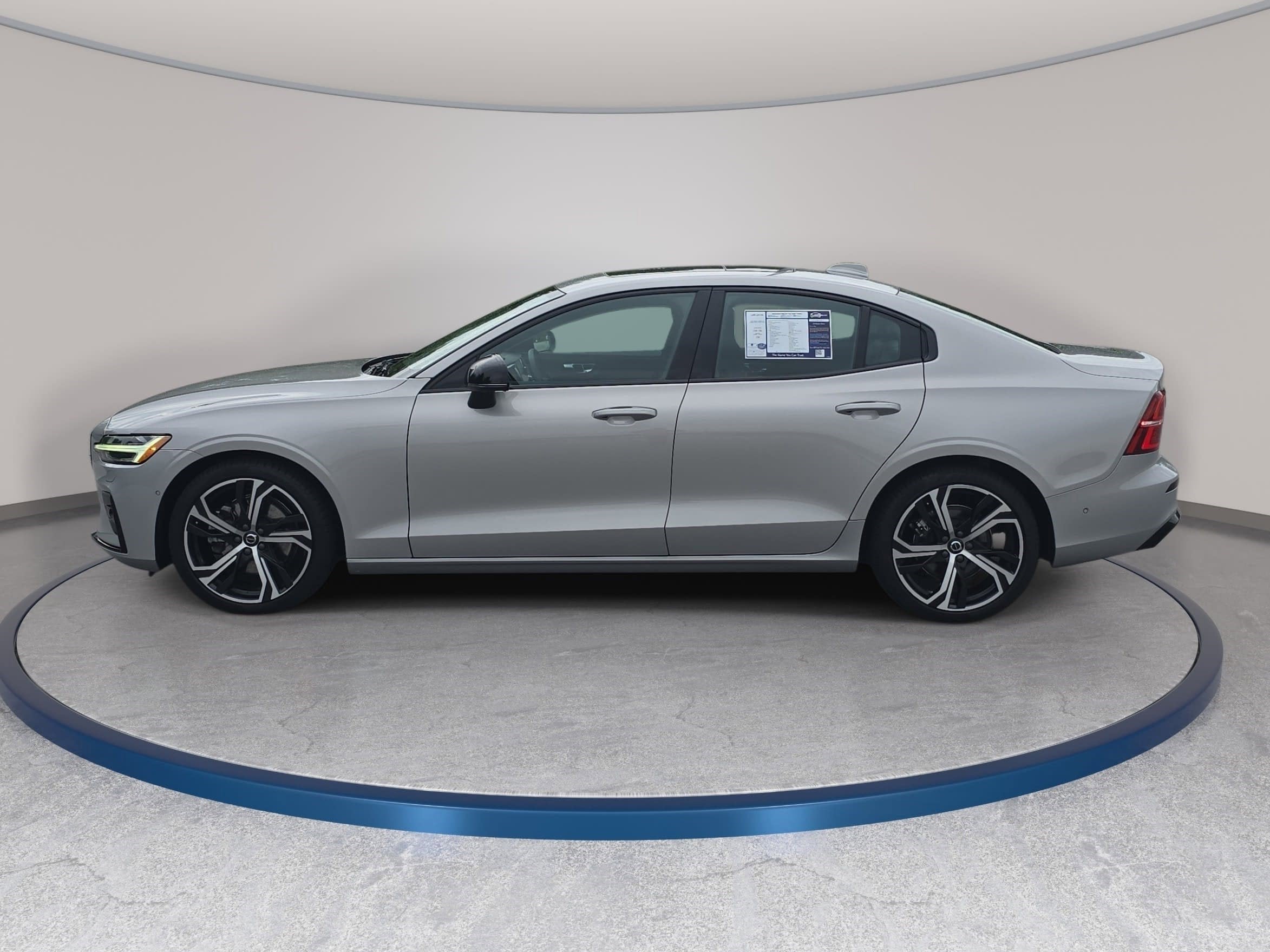2023 Volvo S60 Plus Dark Theme