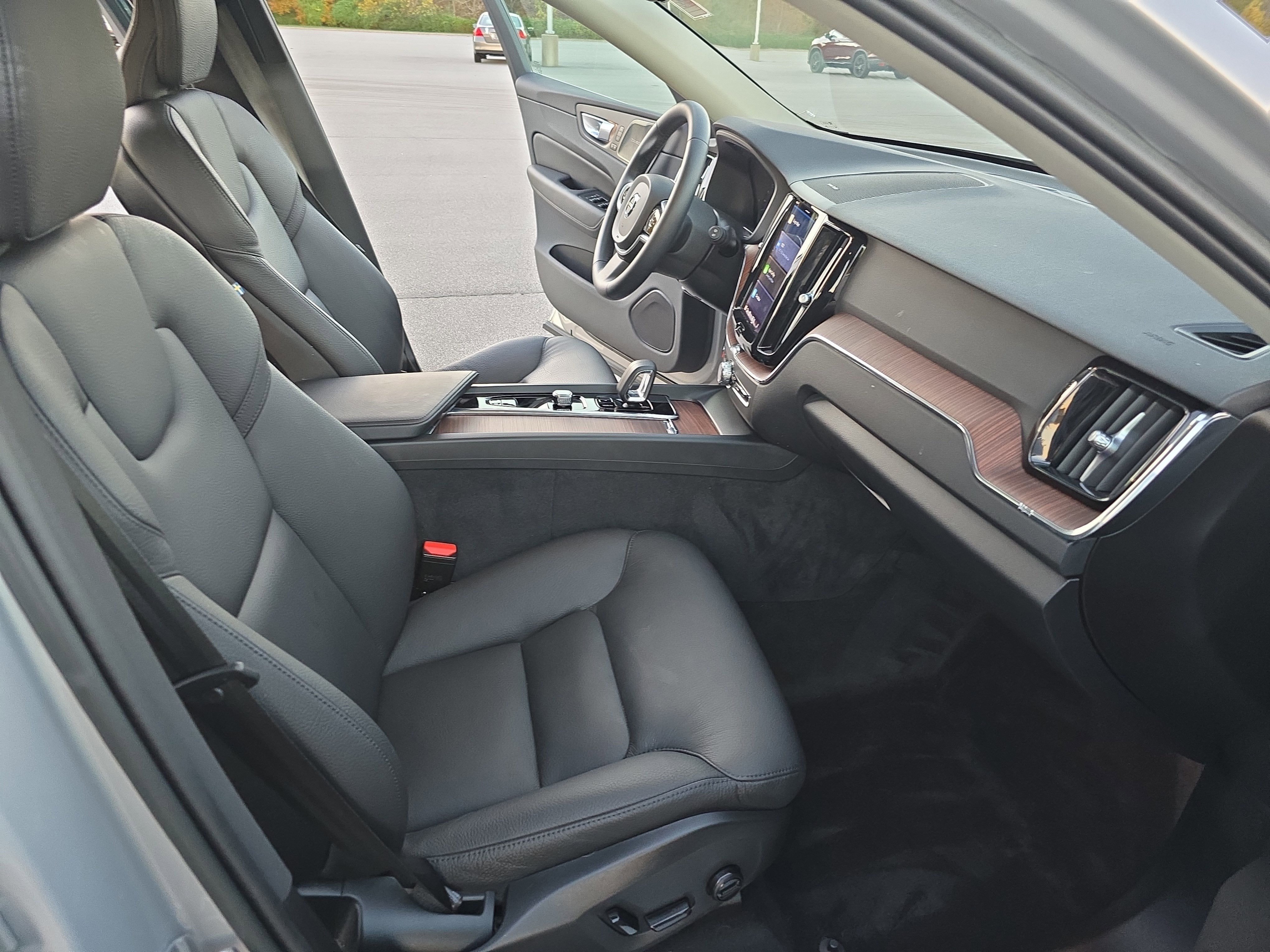 2023 Volvo XC60 Plus Bright Theme