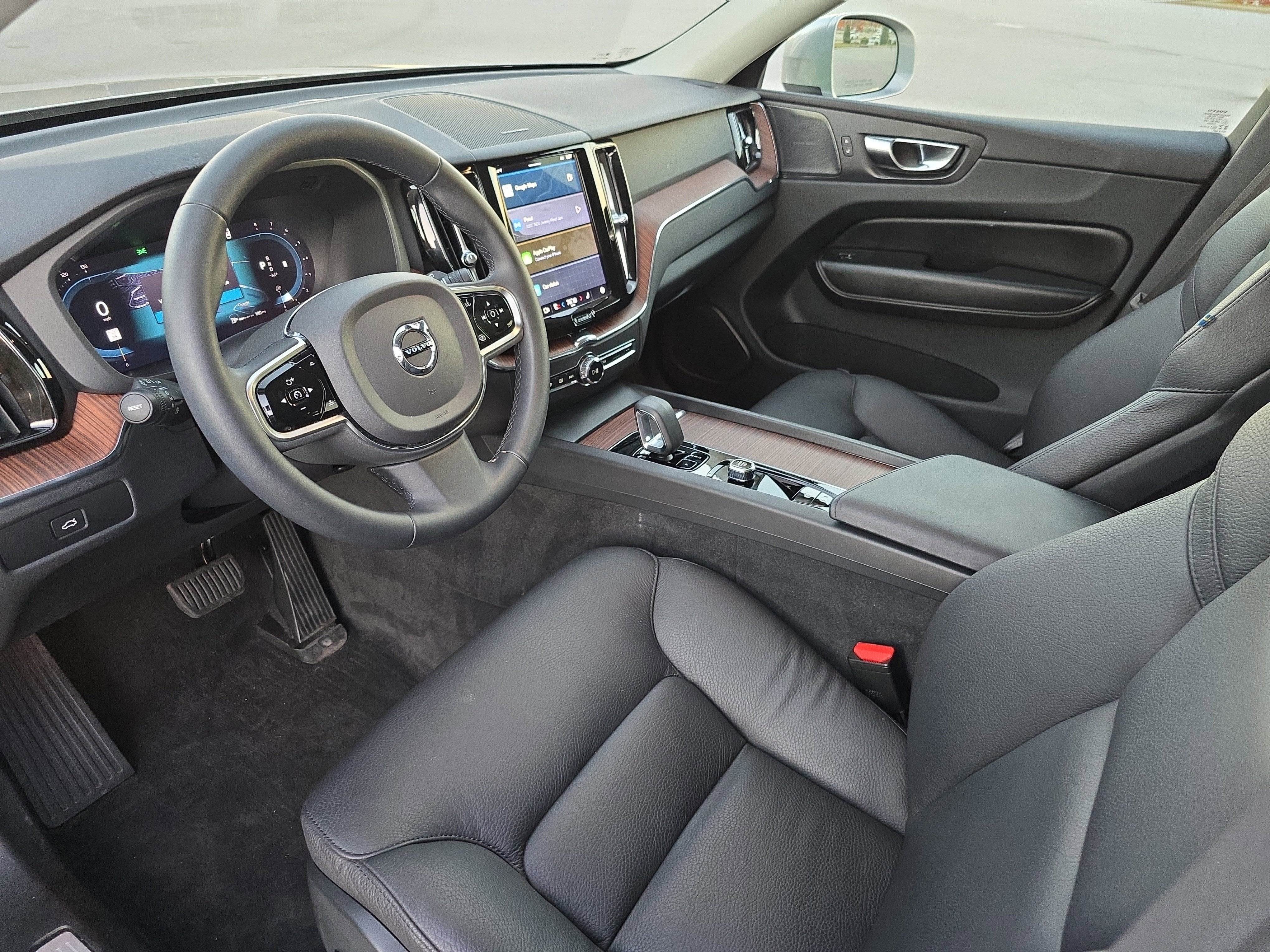 2023 Volvo XC60 Plus Bright Theme