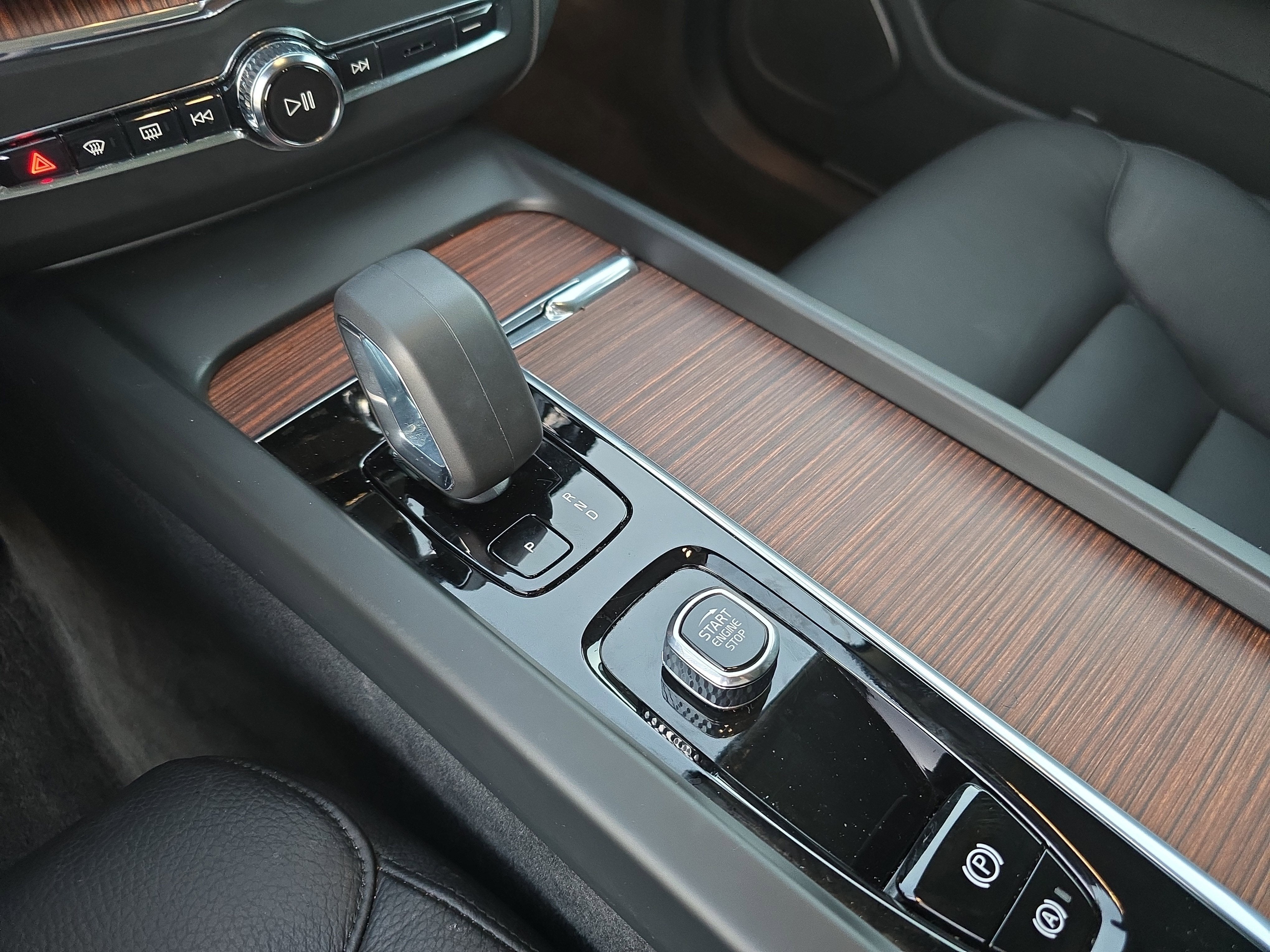 2023 Volvo XC60 Plus Bright Theme