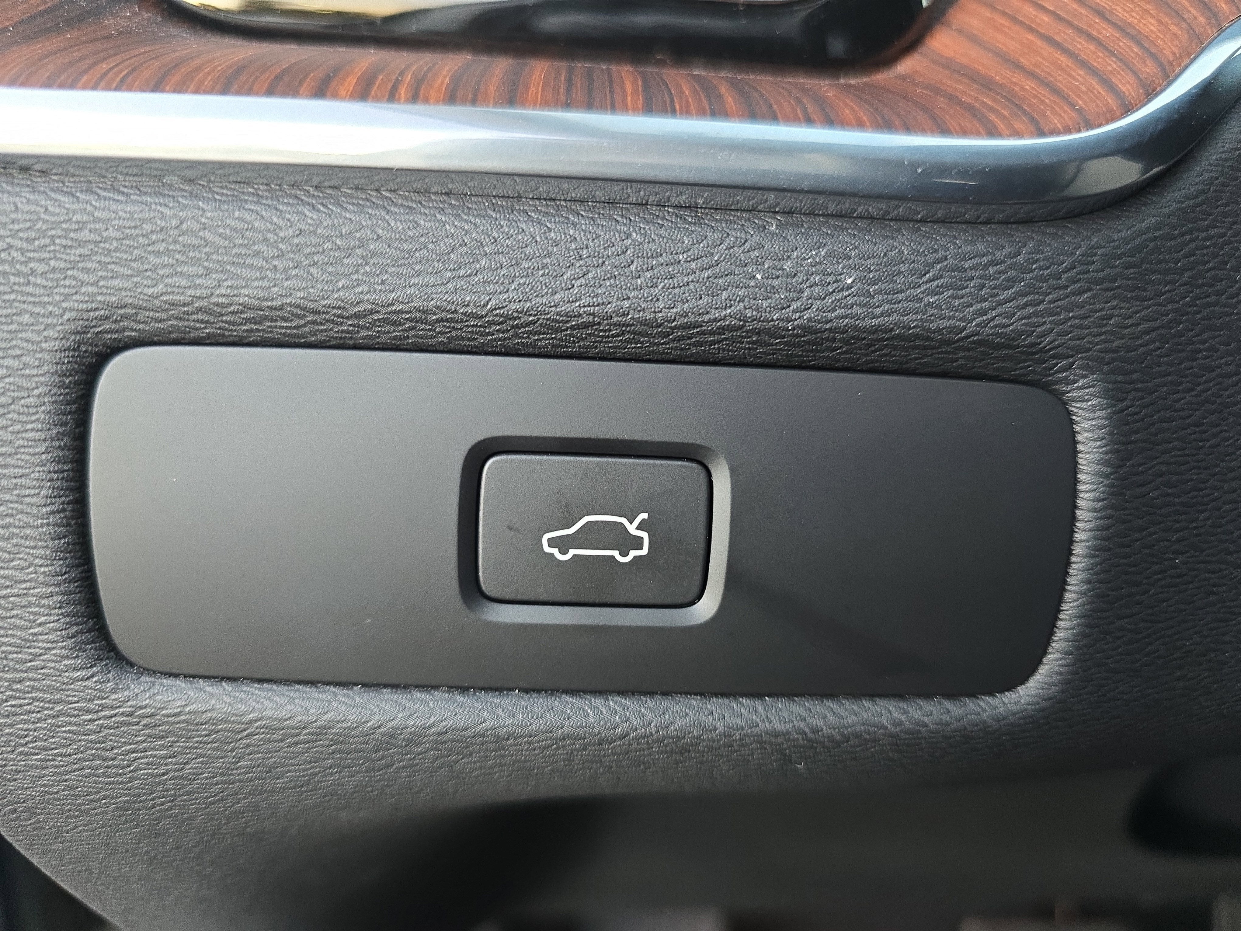 2023 Volvo XC60 Plus Bright Theme