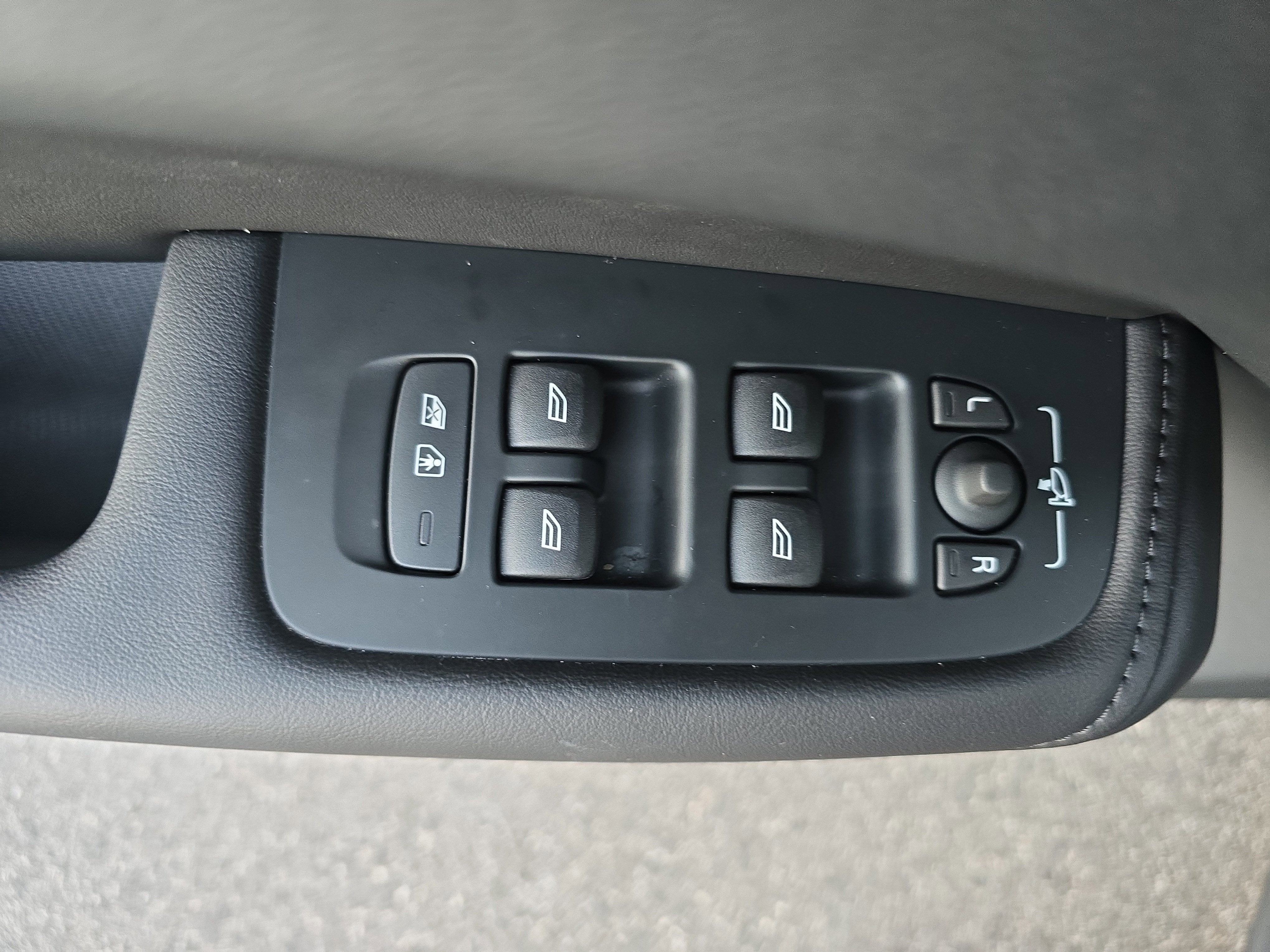 2023 Volvo XC60 Plus Bright Theme