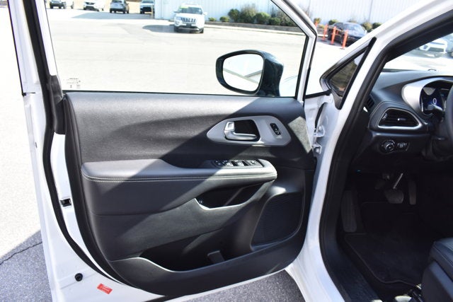 2024 Chrysler Pacifica Hybrid S Appearance Pkg