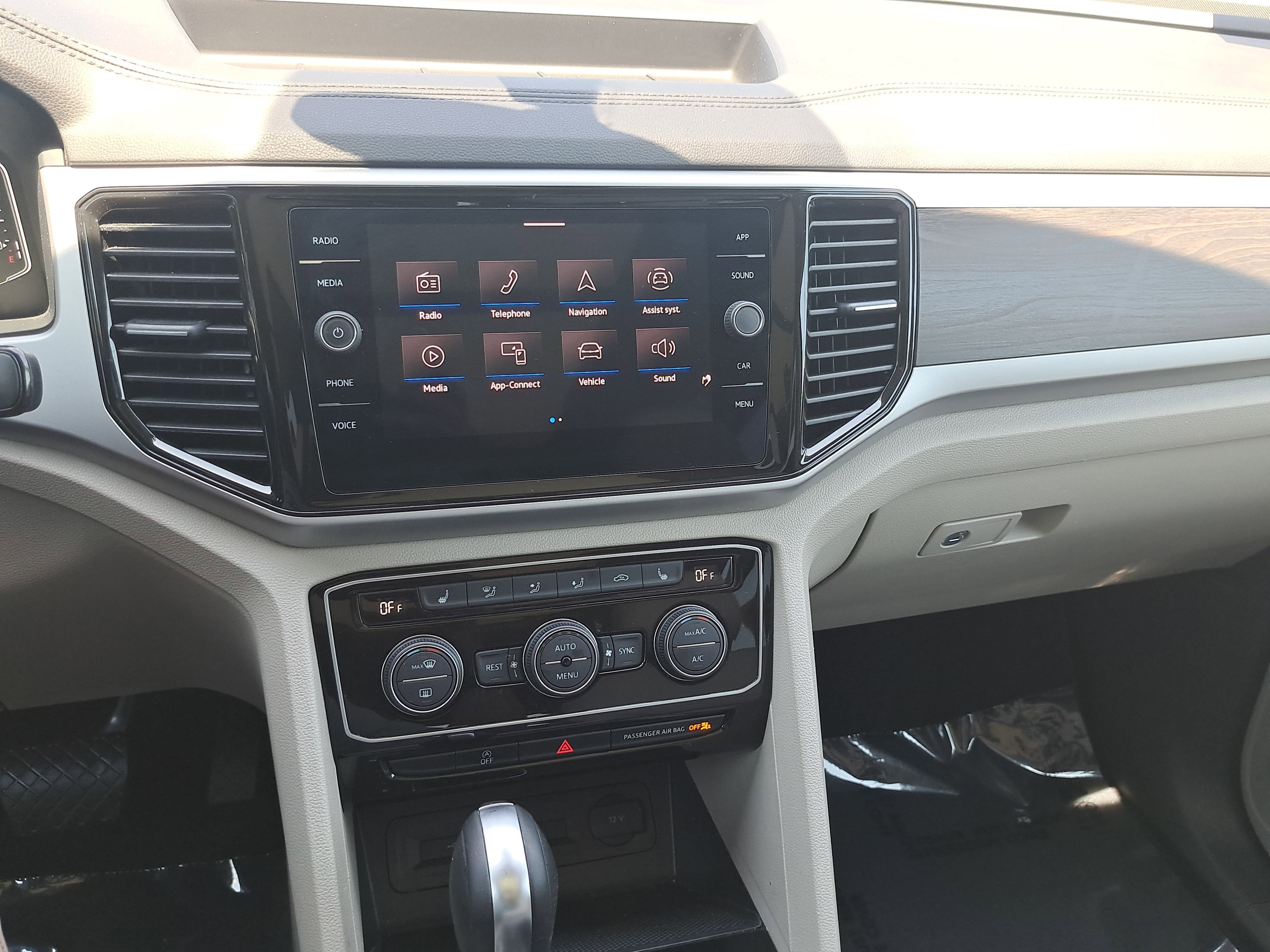 2023 Volkswagen Atlas 3.6L V6 SE w/Technology