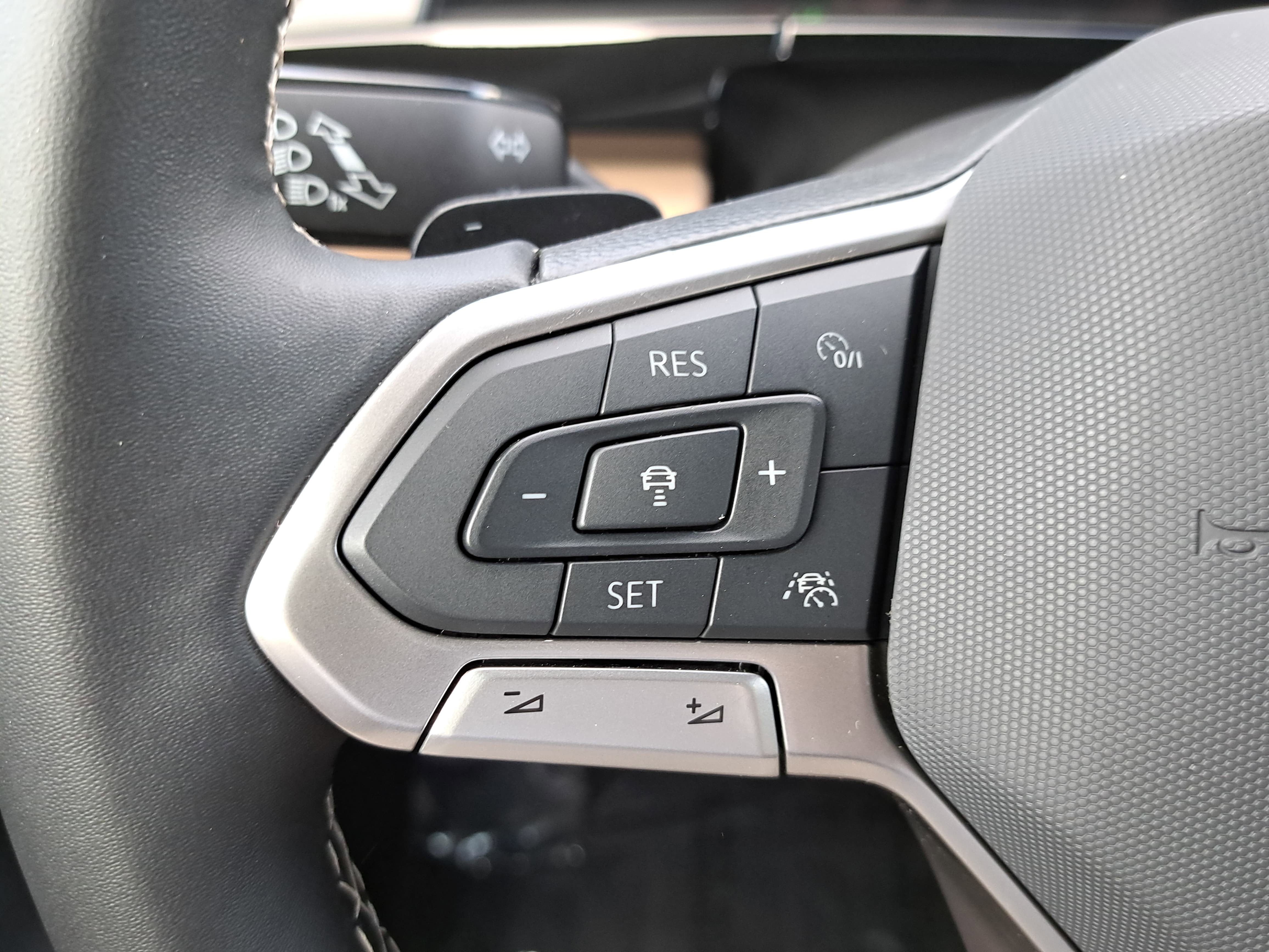 2025 Volkswagen Atlas Cross Sport 2.0T SE