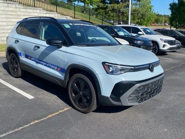 2025 Volkswagen Taos SE Black