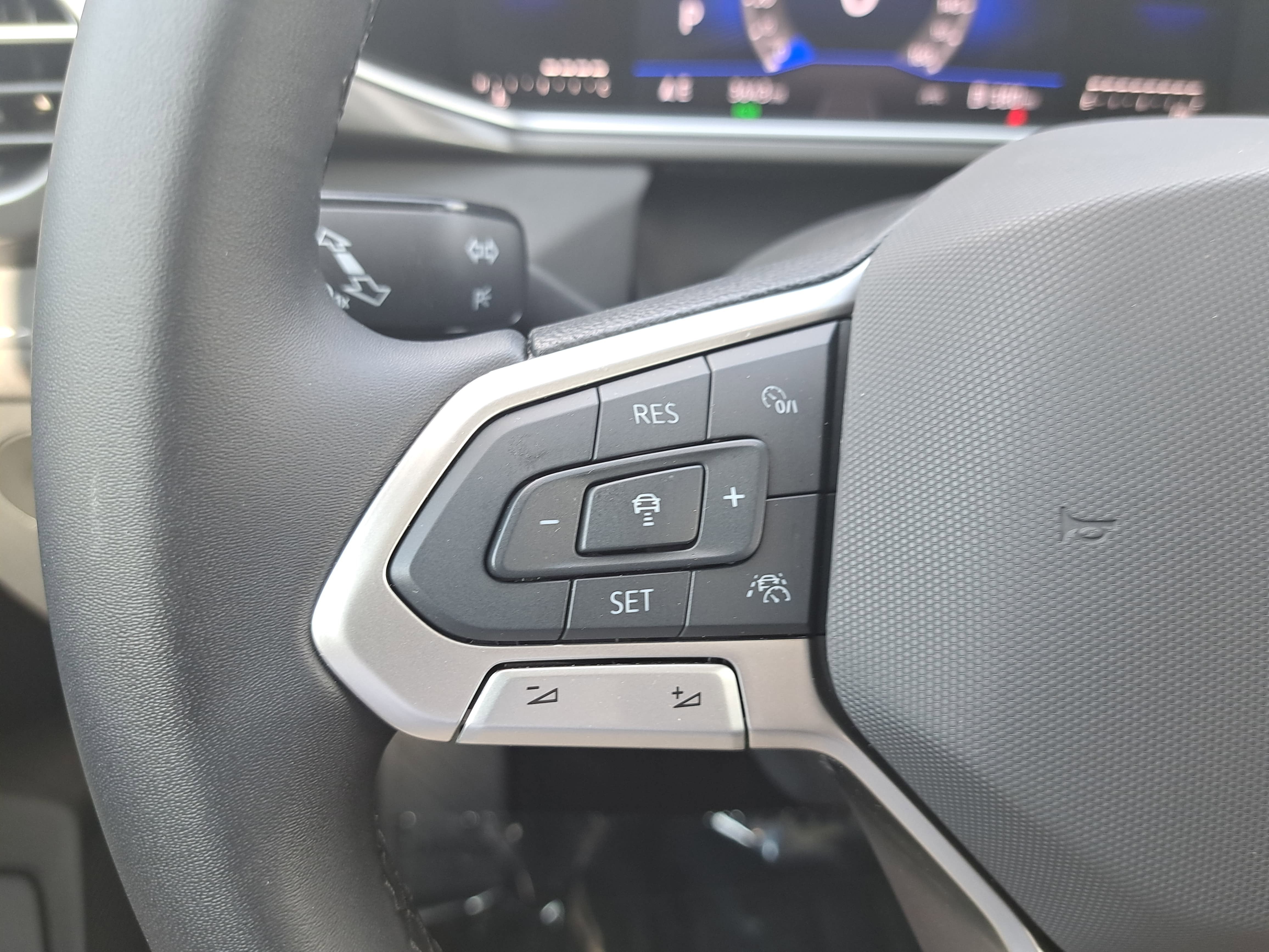 2025 Volkswagen Taos SE Black