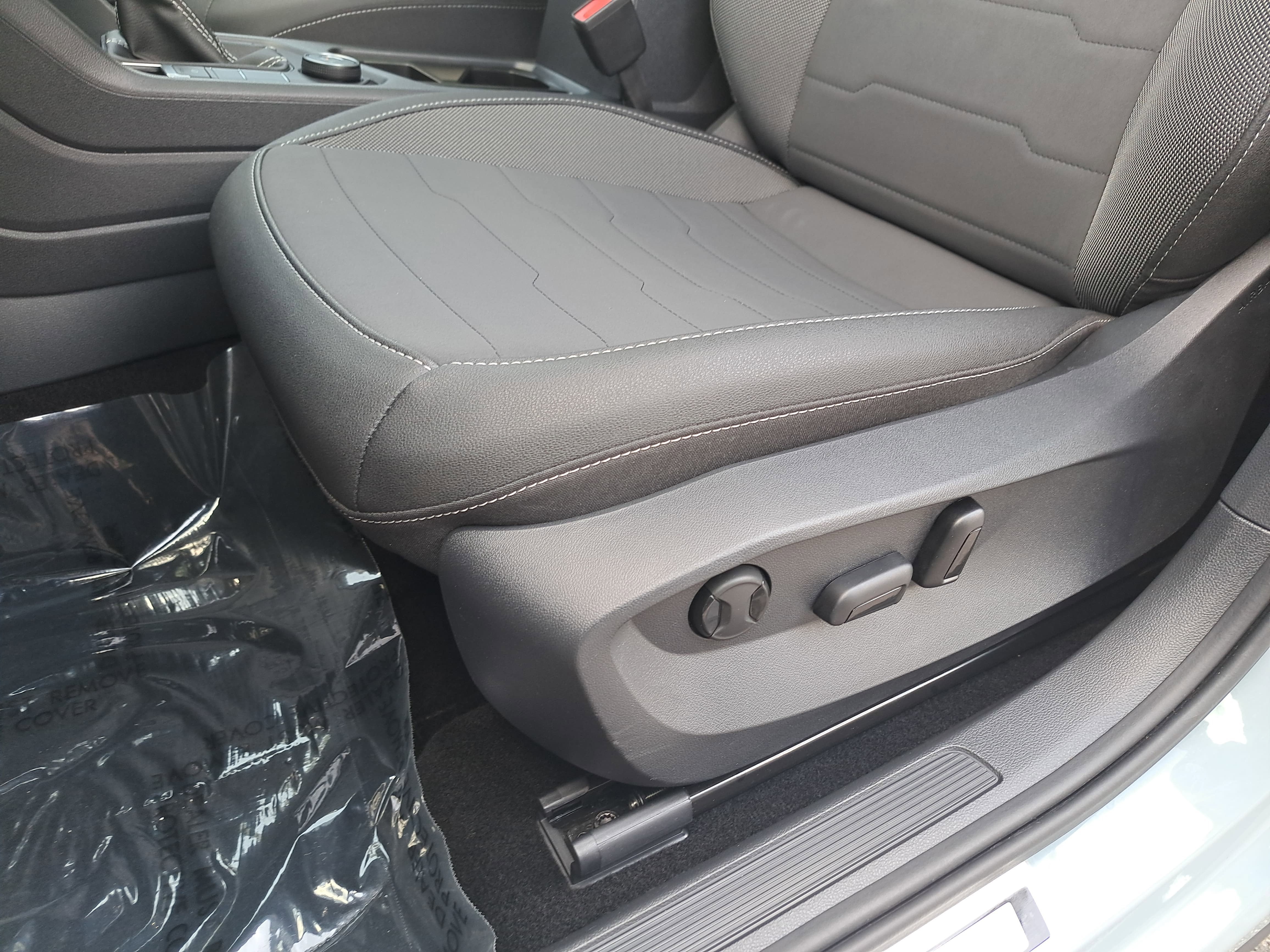 2025 Volkswagen Taos SE Black