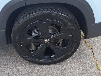 2025 Volkswagen Taos SE Black