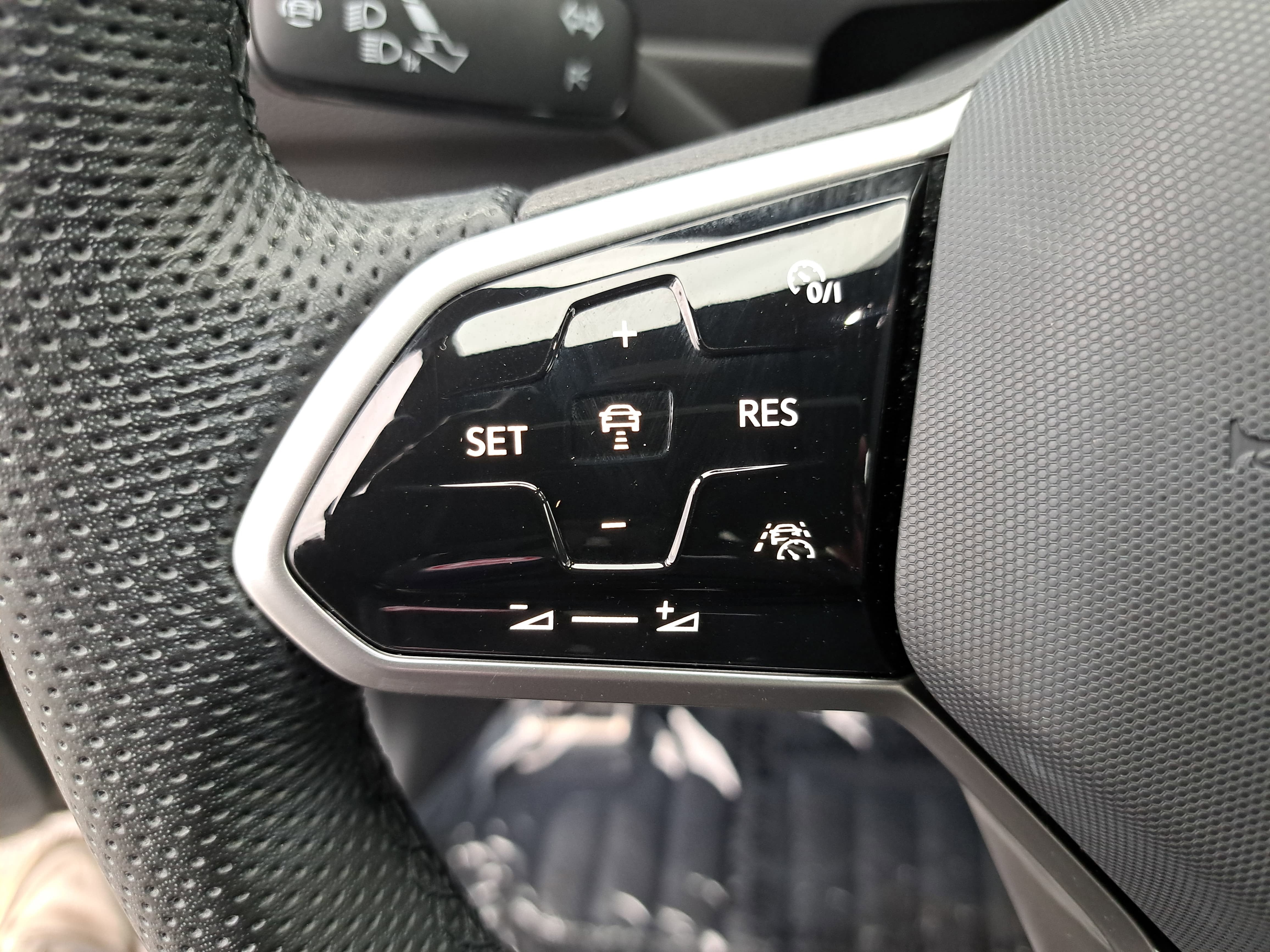 2024 Volkswagen Tiguan SEL R-Line