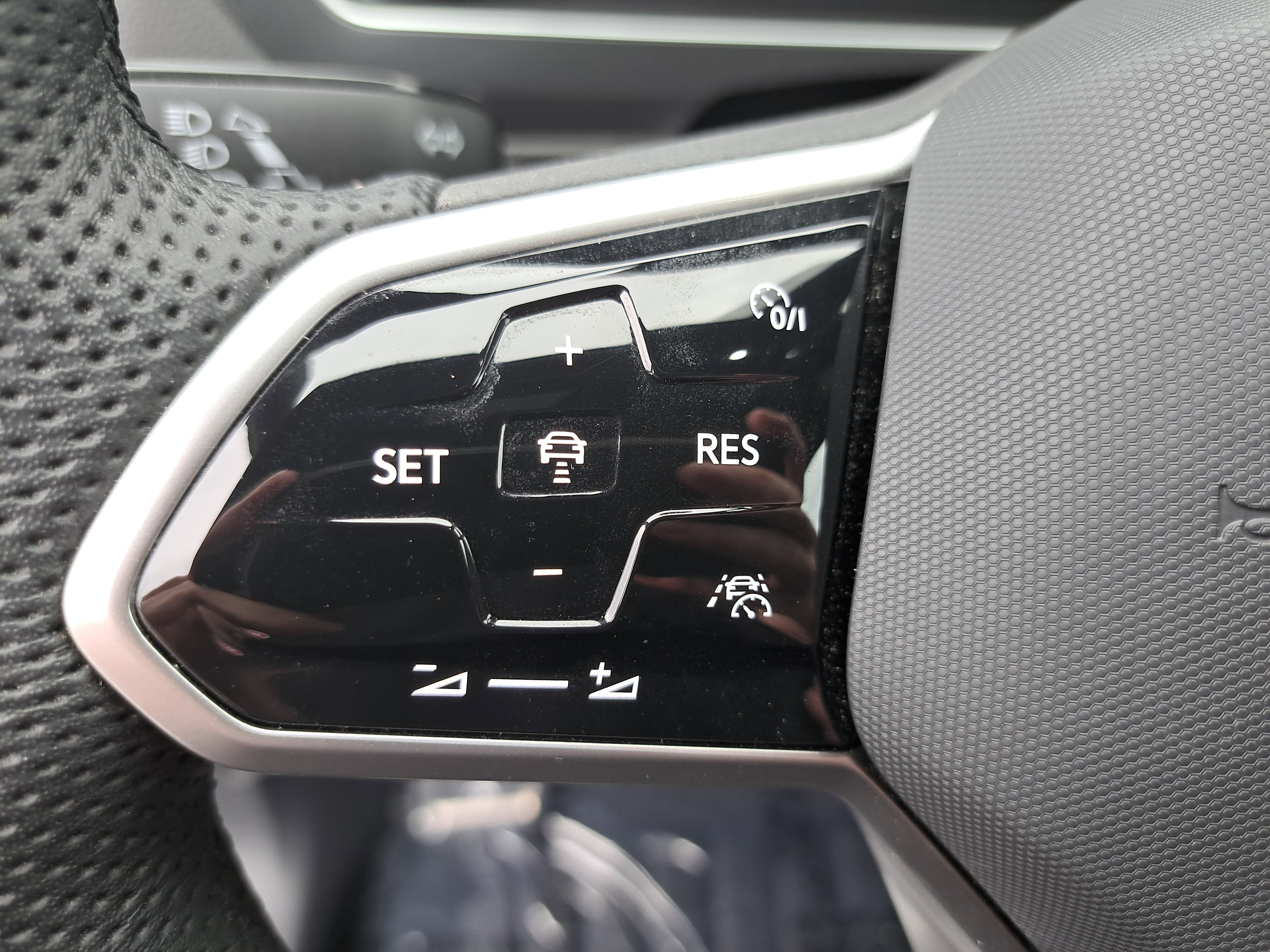 2024 Volkswagen Tiguan SEL R-Line