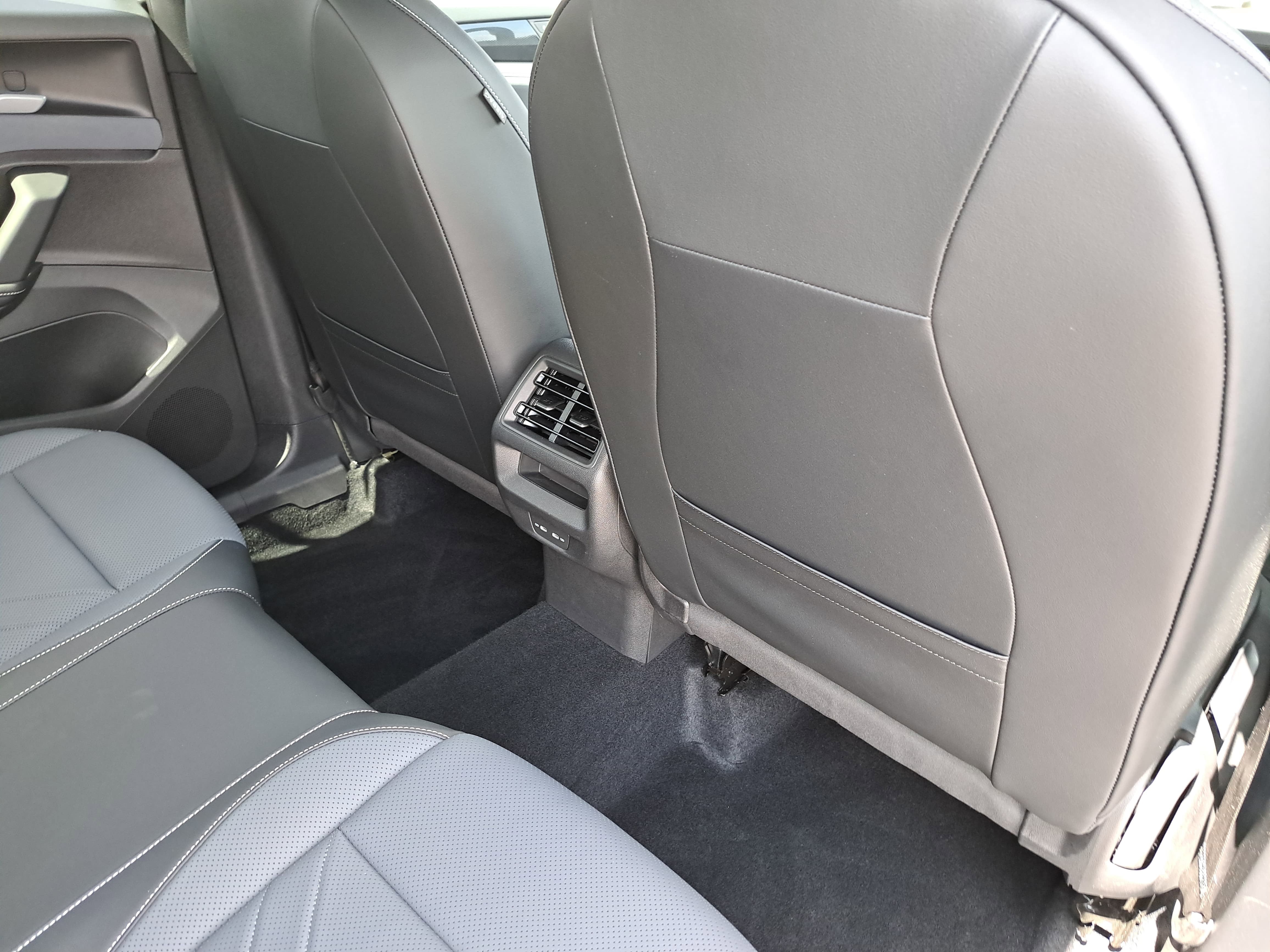 2025 Volkswagen Tiguan SE R-Line Black