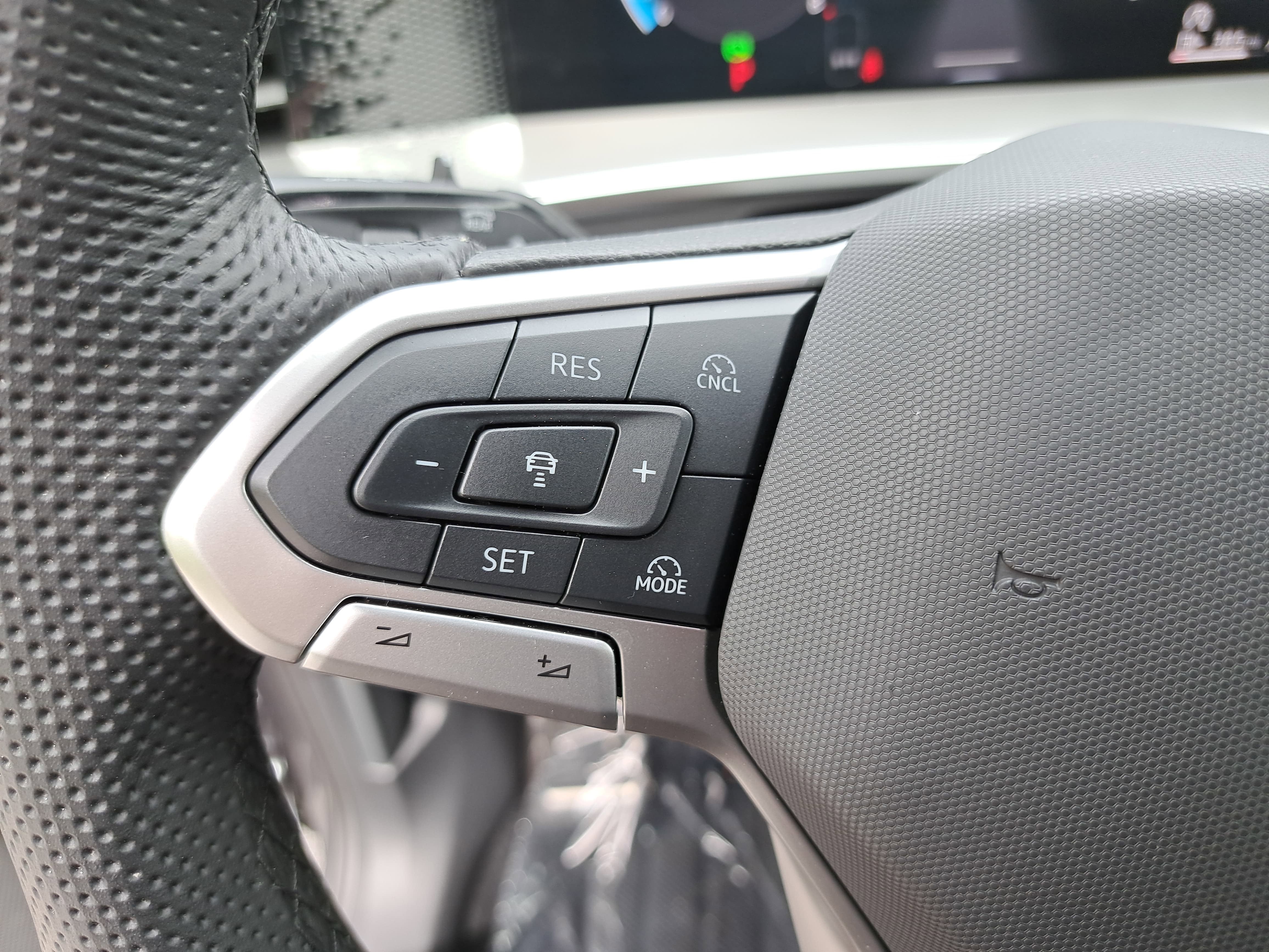 2025 Volkswagen Tiguan SE R-Line Black