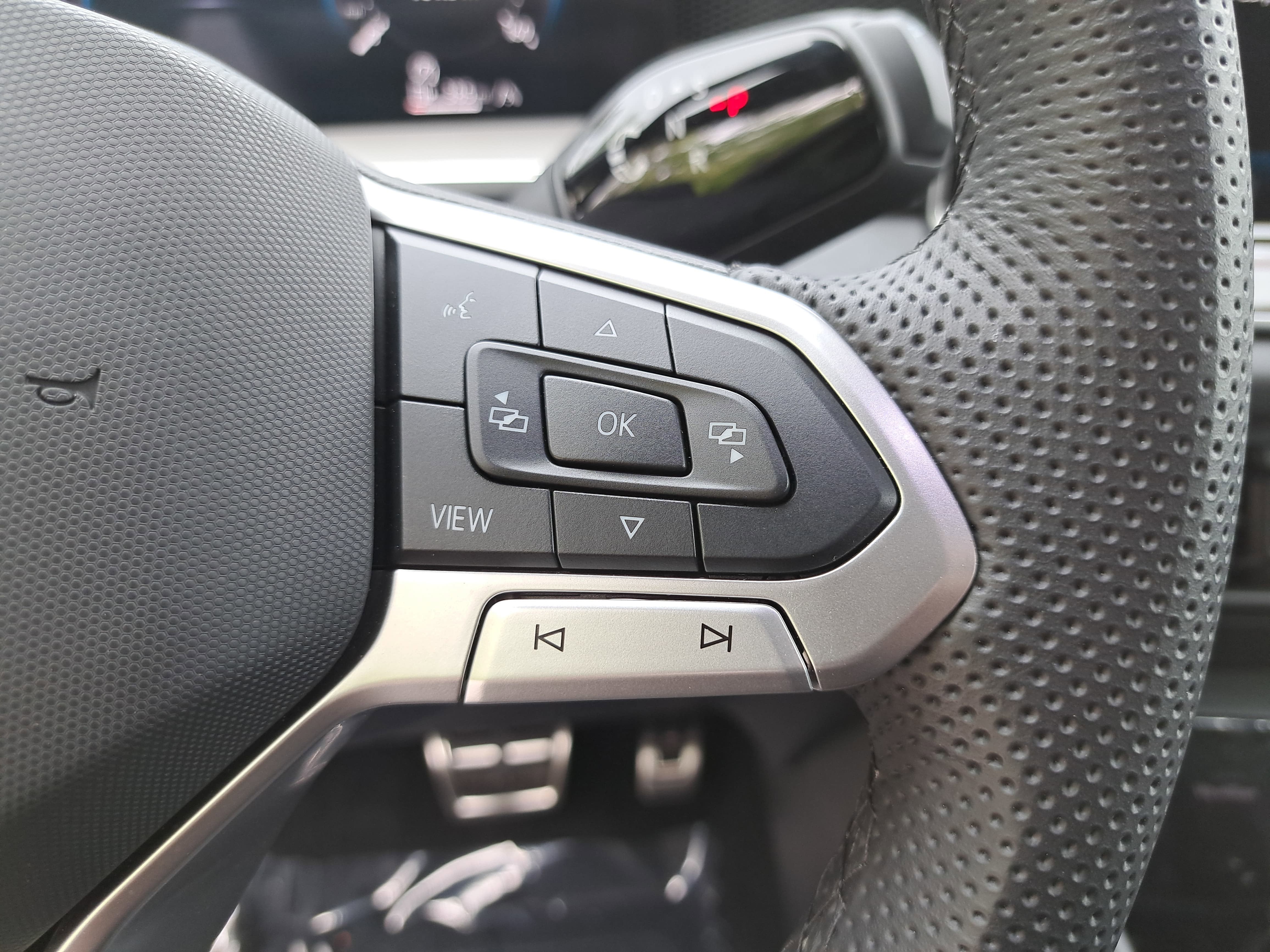 2025 Volkswagen Tiguan SE R-Line Black