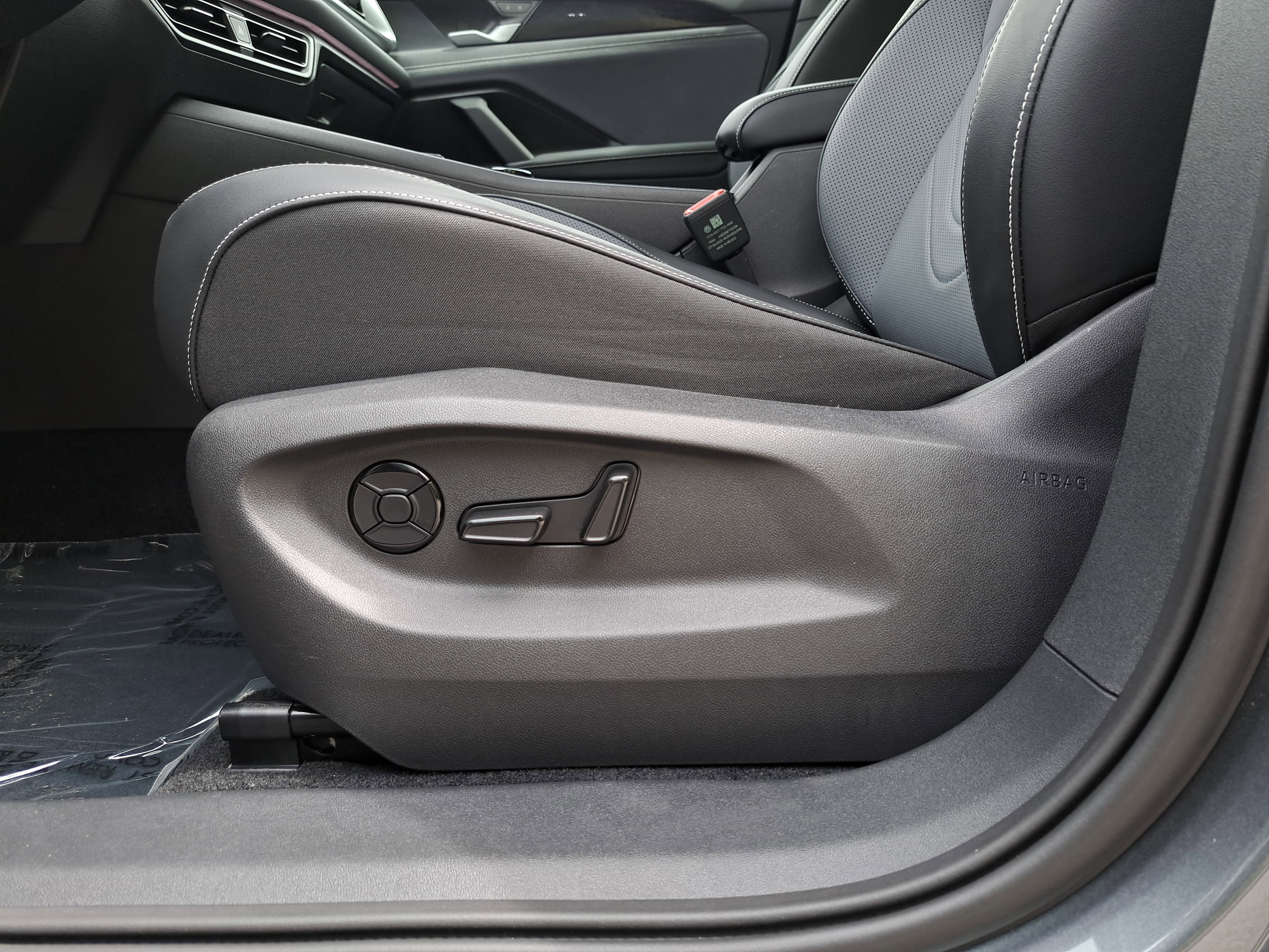 2025 Volkswagen Tiguan SE R-Line Black