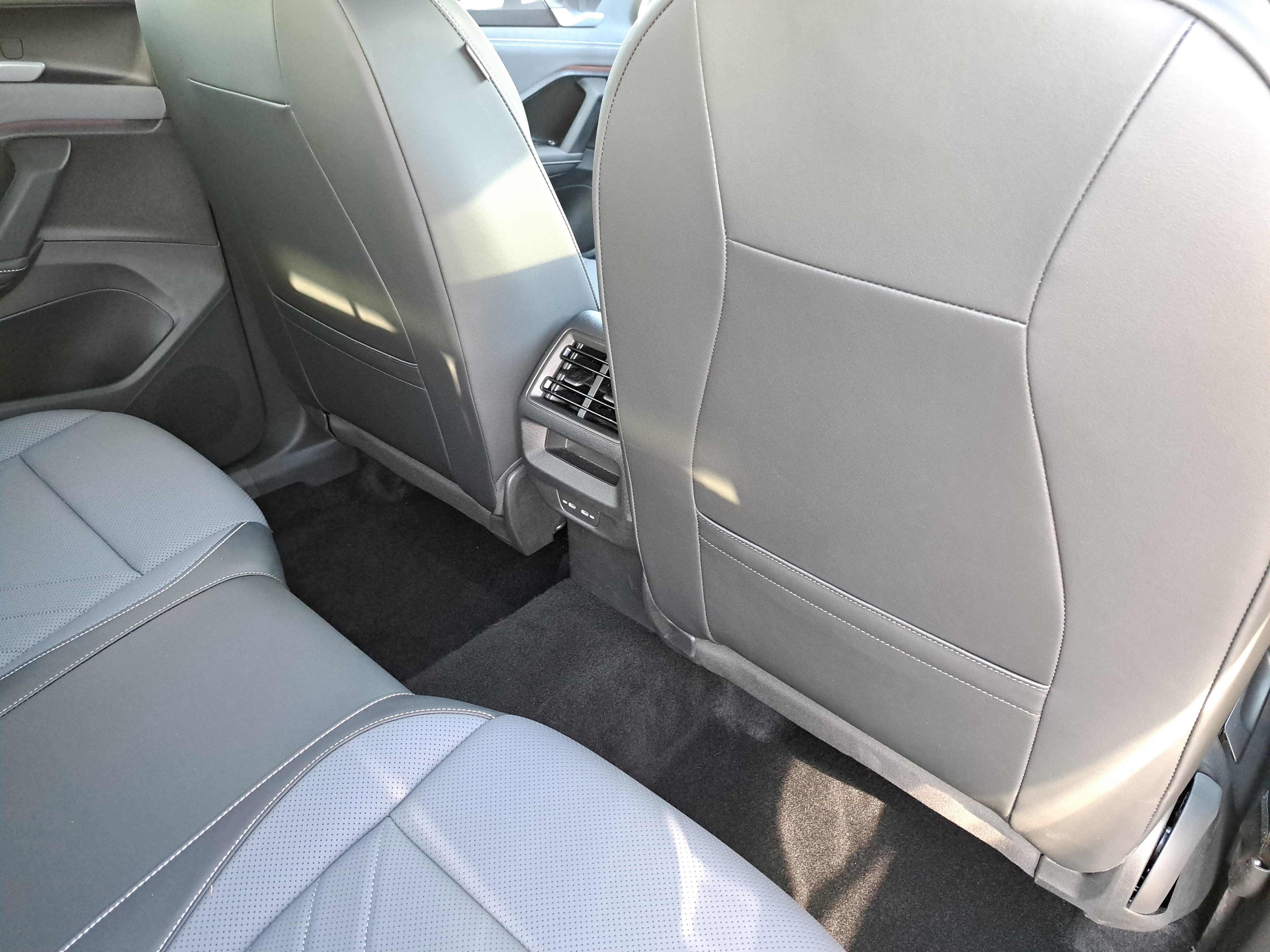 2025 Volkswagen Tiguan SE R-Line Black