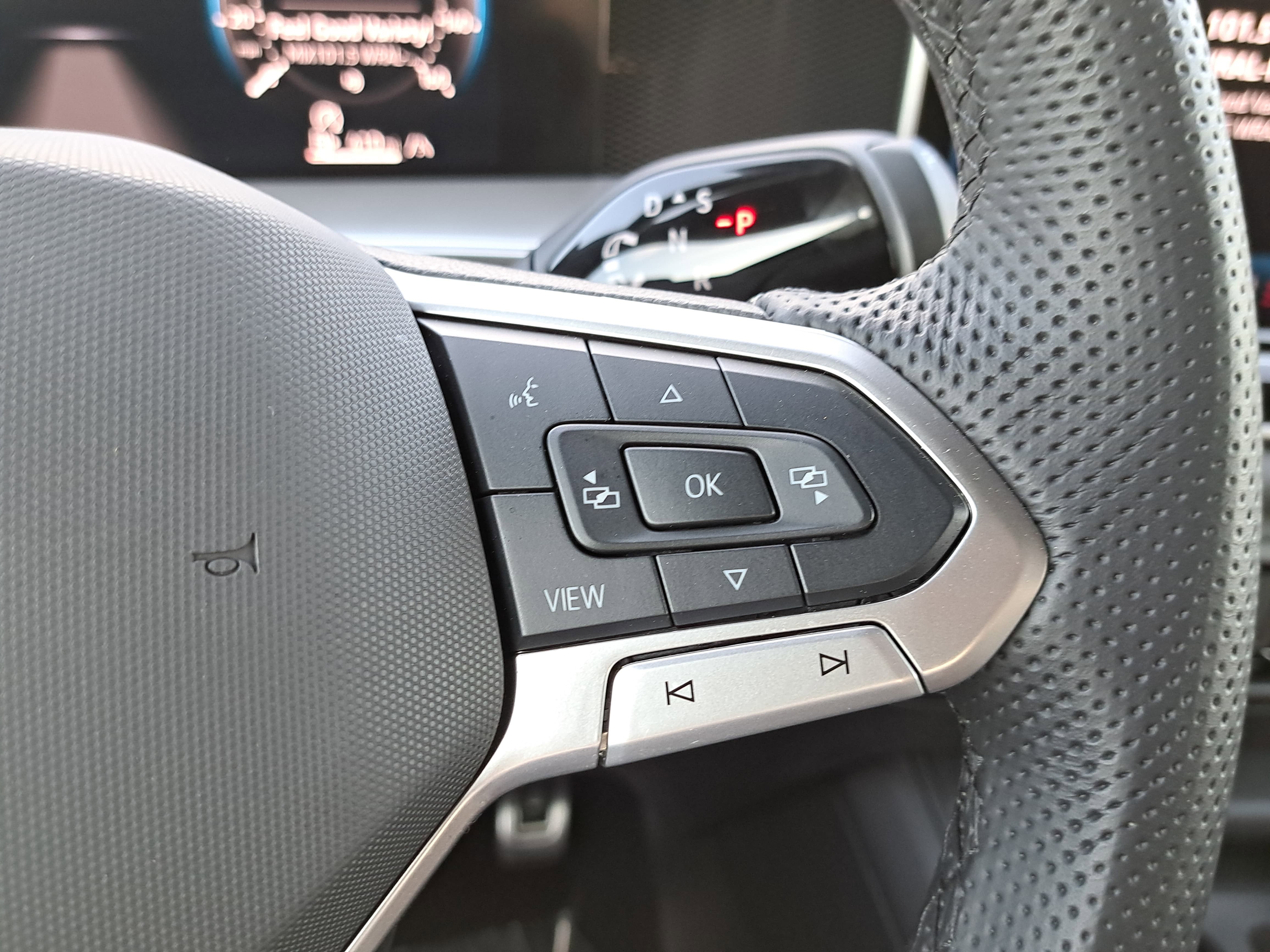 2025 Volkswagen Tiguan SE R-Line Black